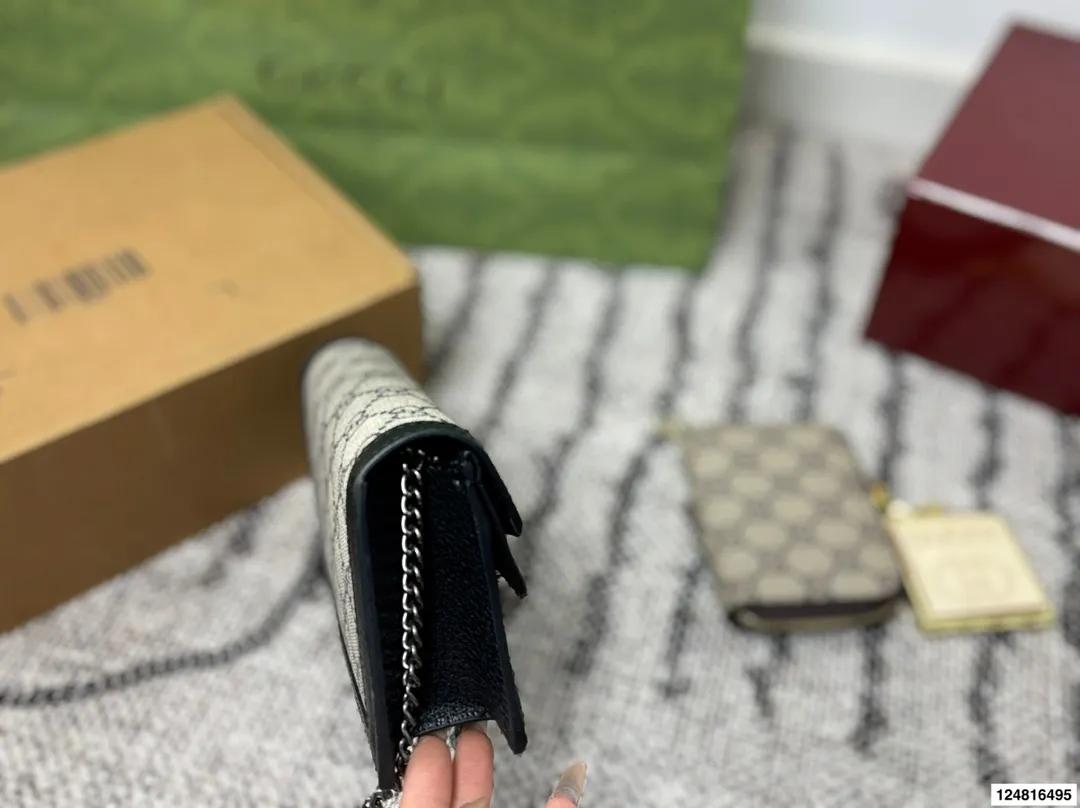 p165 配折叠礼盒 Gucci 新配色 燕麦色 Nano 酒神 新品 Zp售价&yen;27,400 如果包包只能选一个你们就买这个迷你酒神就可以了 我给你们种草图 看看他有多a多飒 女孩的本命包 复古系列更让年轻女孩们心动💓 装不了东西没关系 好看就行了！！ 尺寸：17*10