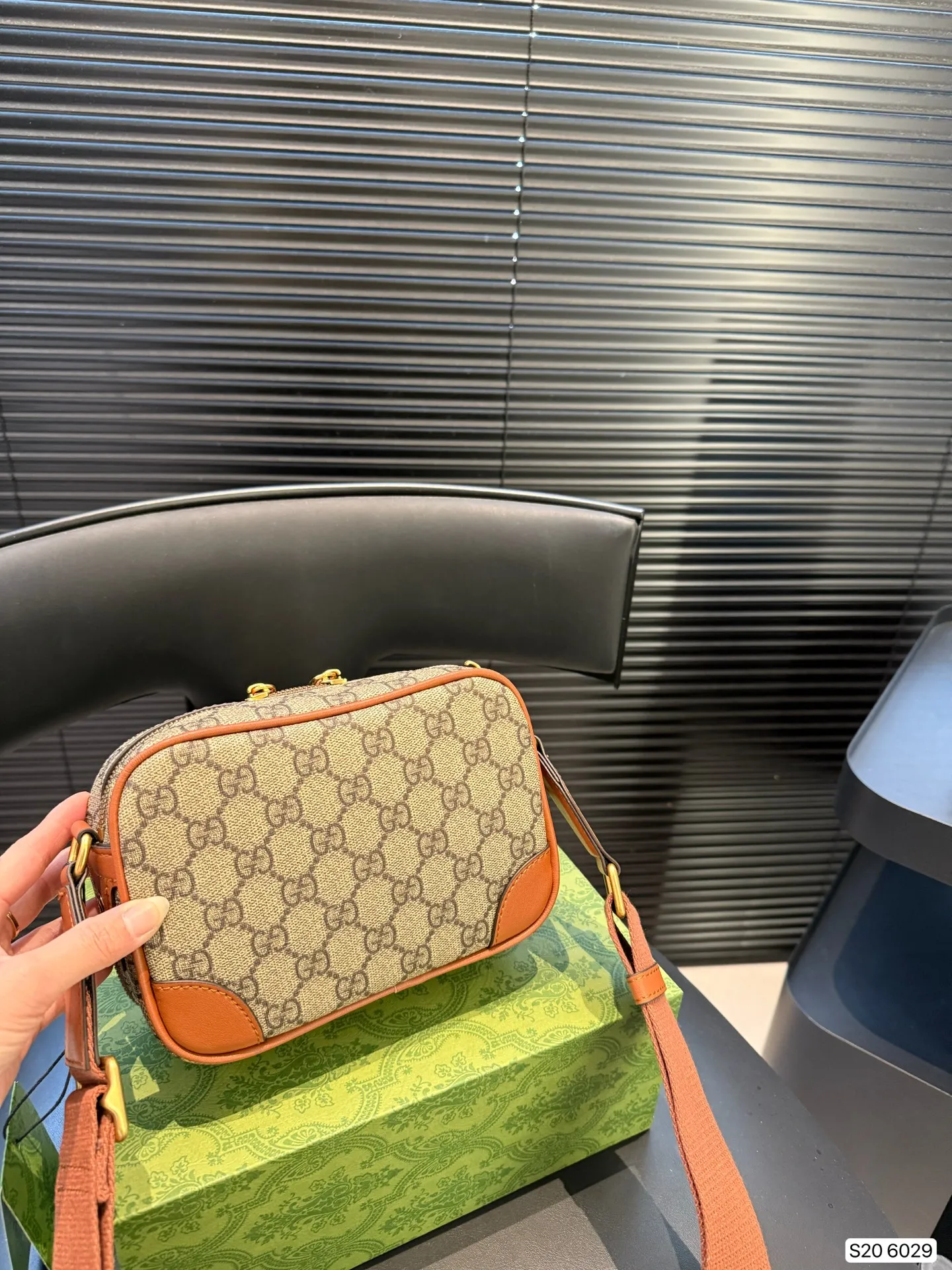 P150 Lv男士邮差 男包分享0LouisVuitton单肩包 路易威登LouisVuitton比起非常火邮差包这一款lv男士单肩包可以说非常低调了，这款呢低调稳重，日常休闲也搭得来也可斜挎尺寸18.5 13 货号6029