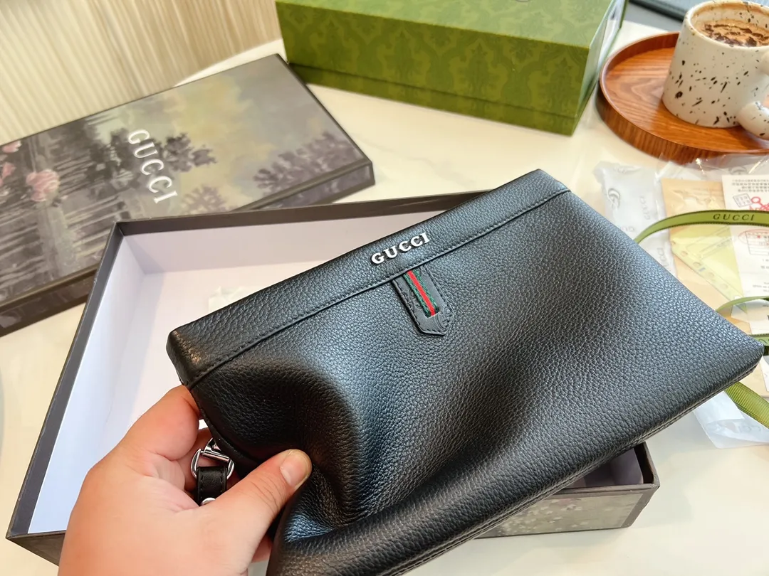 ❤️p115（礼盒包装）❤️牛皮 gucci 男士经典手包 细节实拍这个应该是古驰男士手拿包里面卖的最好的产品之一了第一是因为外表颜值~整体经典第二是因为大小宽度，非常能装东西 车钥匙、家里钥匙，大串大串地都没问题~日常办公材料啊甚至鼠标也是可以的! 性价比特别高~非常推荐!尺寸28.18