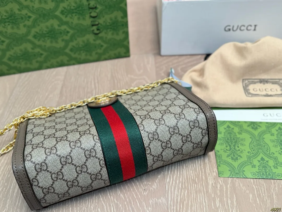 ¥160飞机盒芯片版牛皮 原单专柜品质 夹子包 |Gucci Ophidia 夹子包 最新系列,链条包,配原版乌木色牛皮~这个款复古韵味特别浓,对版链条⛓,原版内里!上身效果也超赞,主要以精致特别的五金来提升整体质感。尺寸:26 17