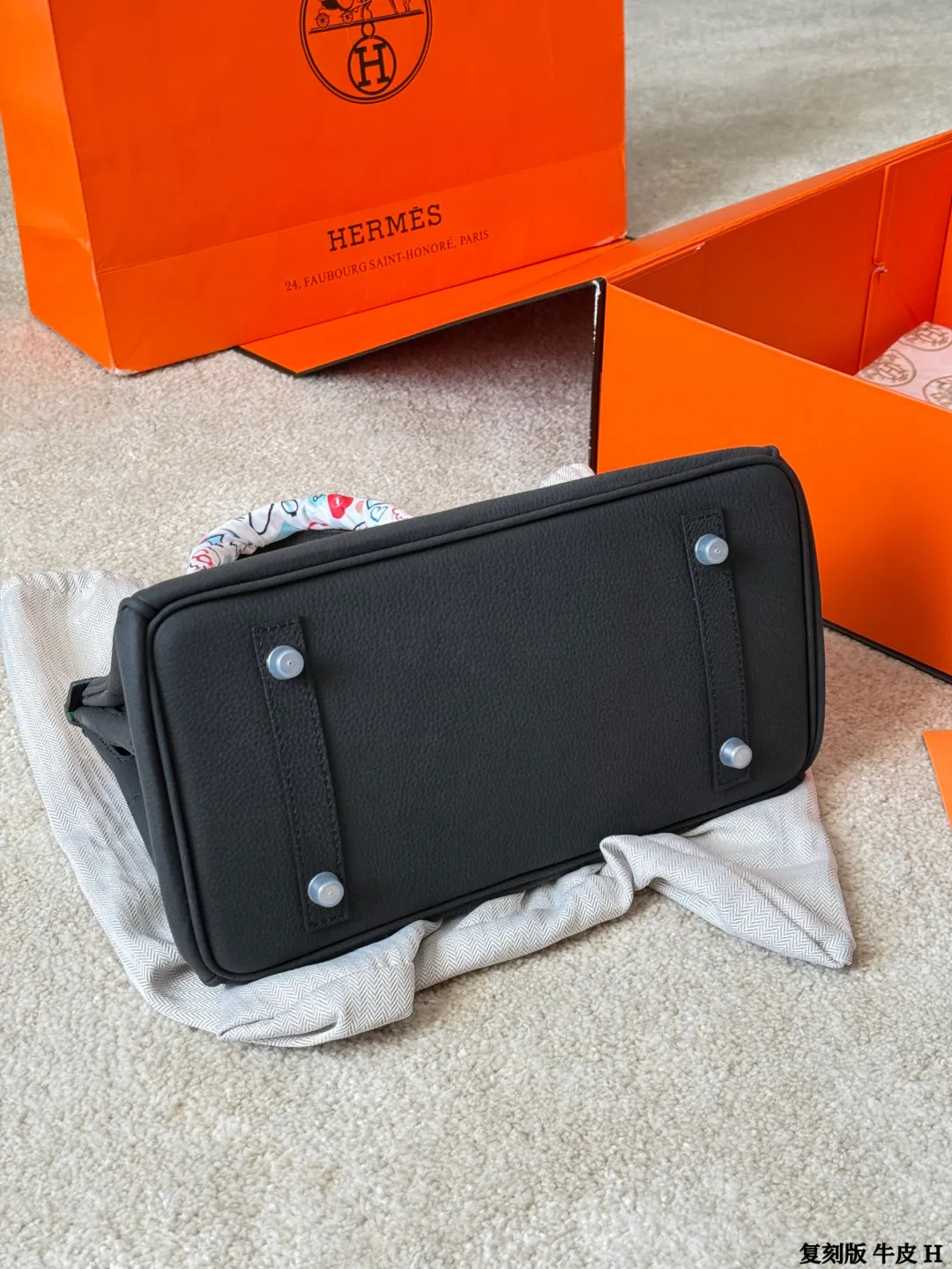 复刻版 头层牛皮 p330 Hermes 爱马仕｜Birkin 铂金包 独家经典火爆出货 纯皮 里外纯皮！集万千宠爱与一身 爱马仕&middot;birkin铂金包 专柜万年不下架 原厂激光五金 各路时尚主播/网红/明星不离手 气质女神爱不释手必备法宝 各种百搭 处处体现时尚品味 畅销多年 新版本新工艺 选材结实有型且皮质超软 里外全皮 油边/走线/五金媲美专柜 注目精湛工艺 感受工匠神韵 品质如图 市场最高版本 随意出入专柜无压力 女神包抓紧购 阳光下颜色偏浅 室内光线暗会深一些 这是常识哦 尺寸：30cm