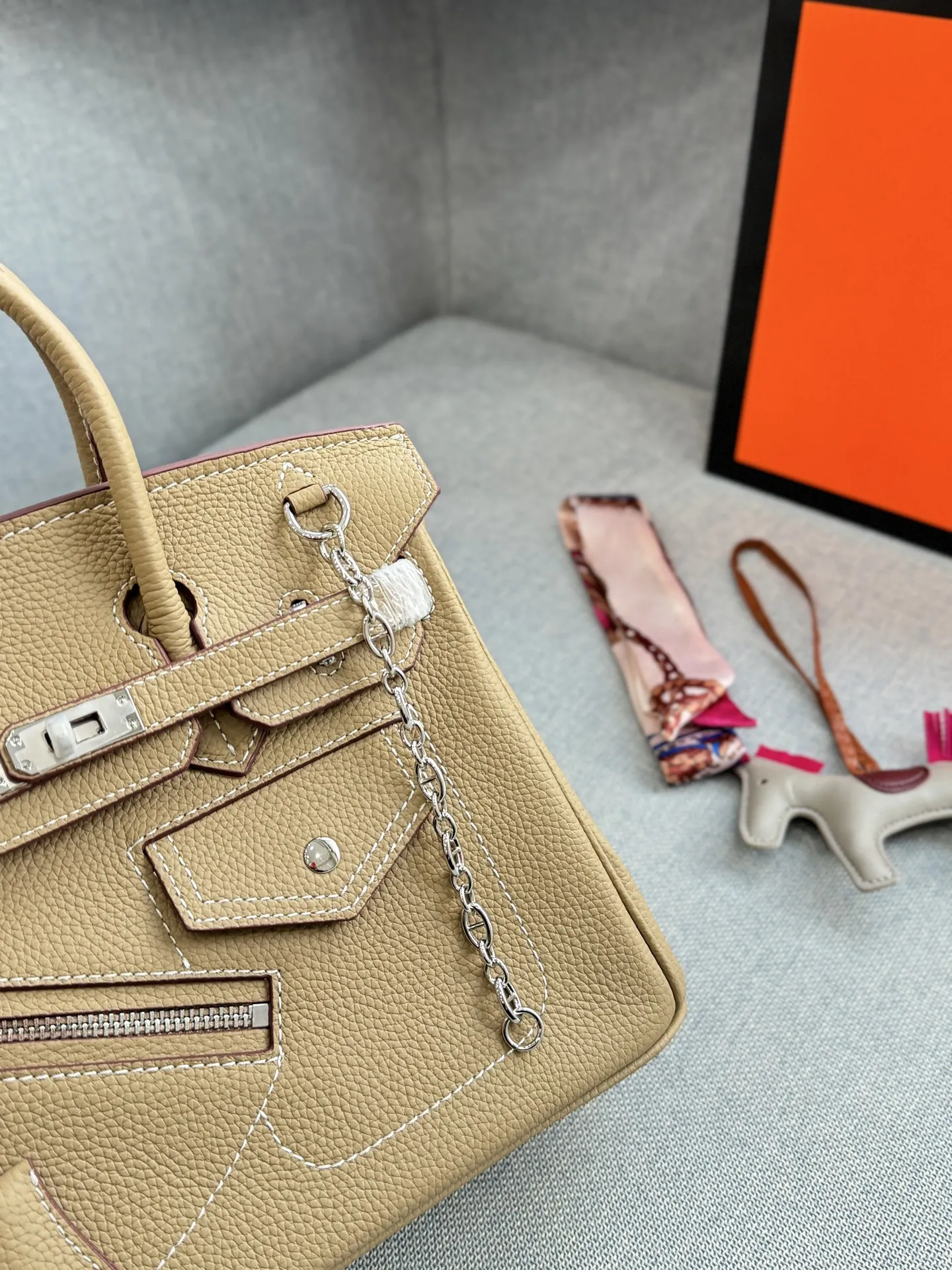 头层牛皮大💰285 头层牛皮小💰265 size:30×21.5/25×19 HERMES爱马仕 Birkin 机车摇滚风 铂金包手提包 荔枝纹 复古灵魂!口袋拉链牛皮铂金包超迷人 被我挖到宝了!这款中古款口袋拉链头层牛皮铂金包,满满的岁月韵味。 头层牛皮柔软又耐磨,纹理尽显质感。独特口袋拉链设计,方便实用还增添设计感。 背上它,瞬间变身复古女郎,日常通勤、约会出街,轻松成为焦点,简直是提升气质的神器。