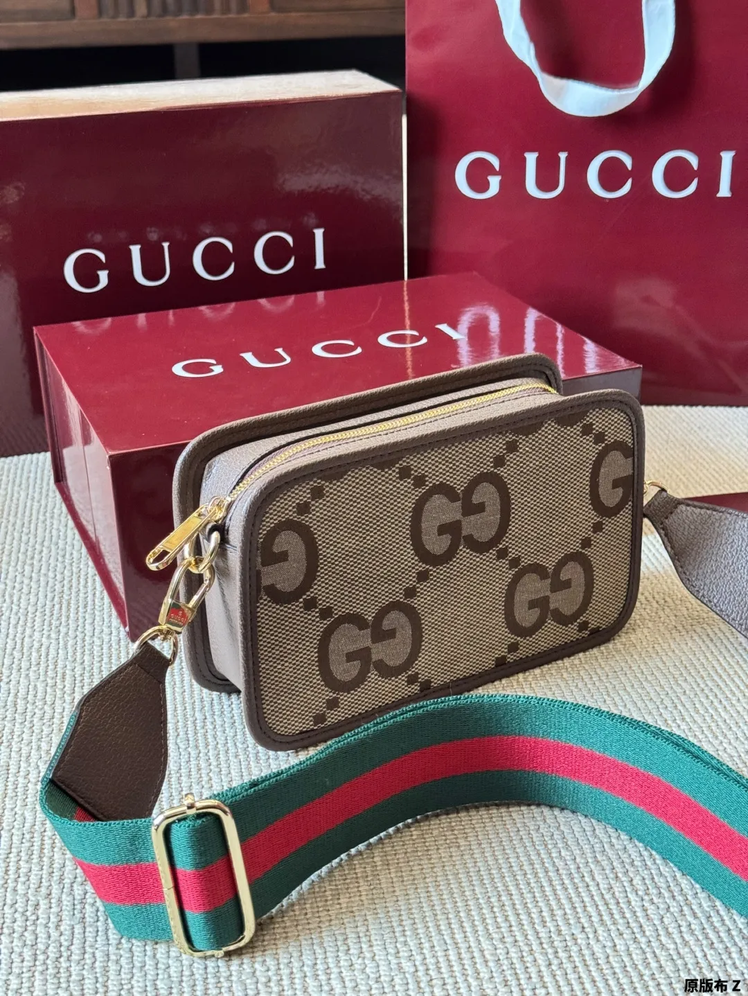 复刻版 原版布 p170 Gucci Ophidia 相机包 配原版乌木色二层牛皮～这个款复古韵味特别浓，对版五金 原版内里！上身效果也超赞，主要以精致特别的五金来提升整体质感。size 22 15 配飞机盒全套包装