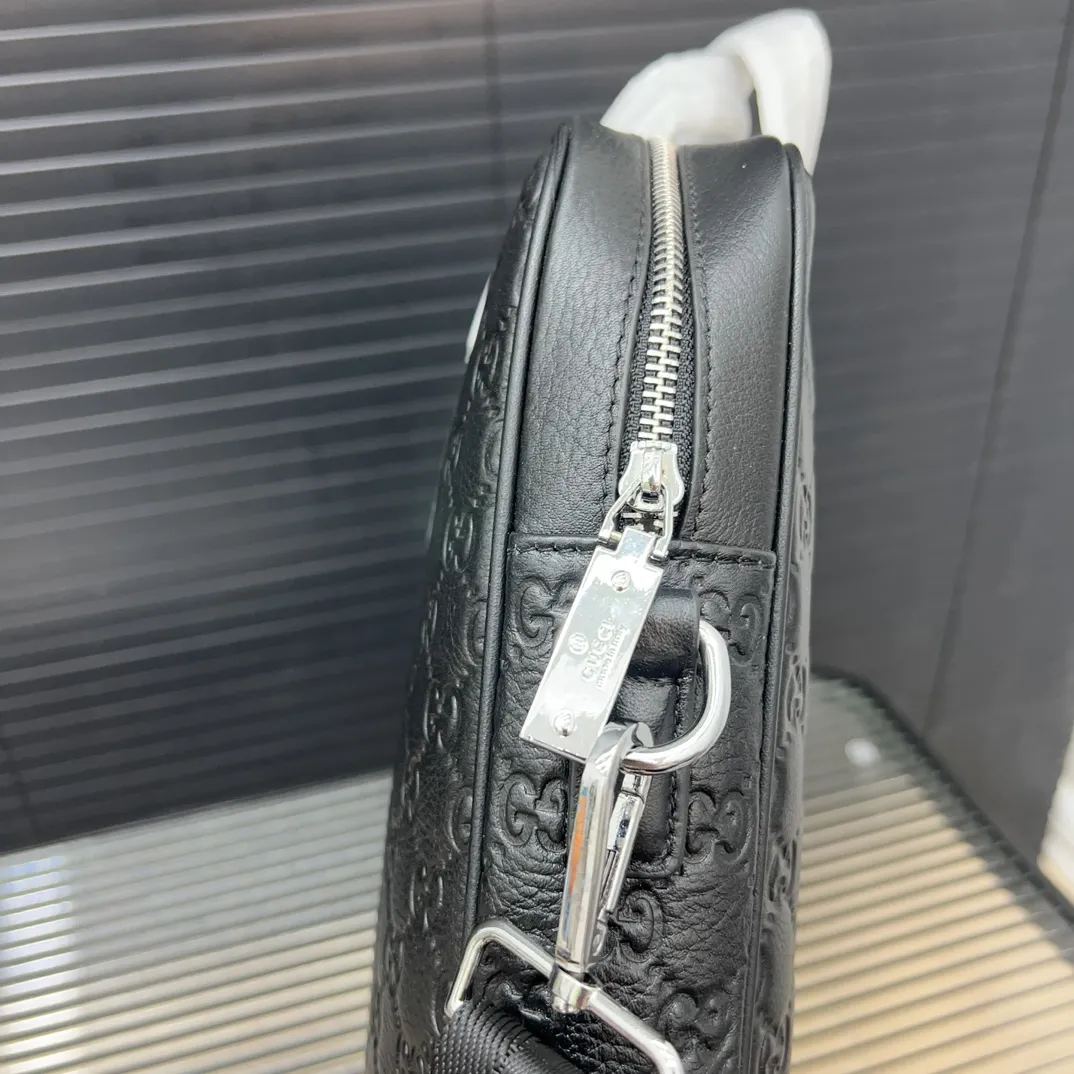 P290 Gucci 古奇 牛皮男包公文包 手提包 电脑包 采用精湛镶嵌细工 经典百搭 实物拍摄 原厂原版面料 28 x 38 cm。