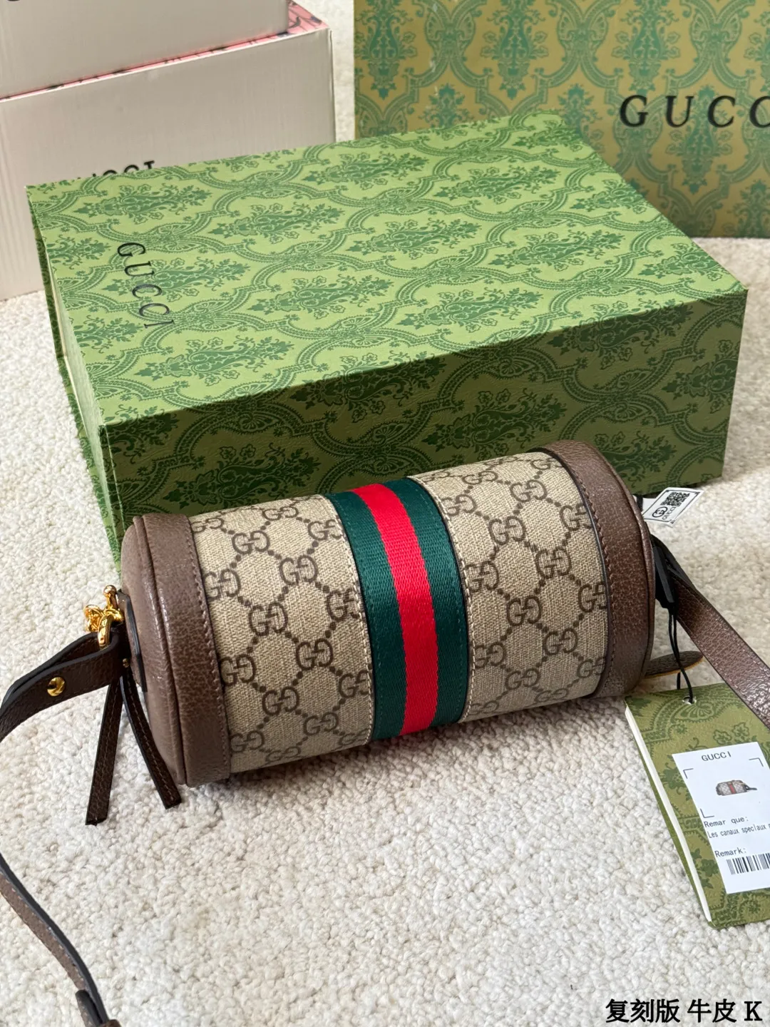 复刻版 牛皮 p135 Gucci Ophidia 系列圆筒包 Gucci Ophidia圆筒包,米色乌木GG Supreme帆布+棕色皮革滚边,红绿织带+金色配件,复古感满满!18.5x10x10cm18.5x10x10cm,小巧可爱,通勤出行都很适合 。两条可拆卸肩带,链条or皮质随心切换,拉链开合更安全。内部虽小但能装下日常小物,实用又有辨识度