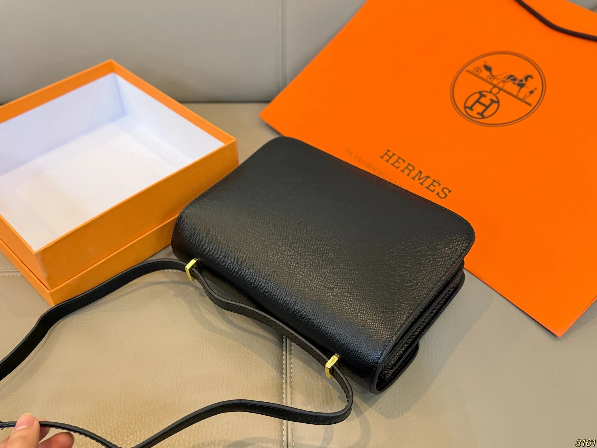 &yen;135/&yen;125配盒 爱马仕Hermes 轻奢康康包性价比超高的经典搭配王 今天给大家推荐hello家的康康包，颜值超耐打，经典又百搭! 拍照出来也是满满的高级感，很容易凹造型~ 包包的容量也很nice,完全能满足日常的需求 尺寸24 16/19 14