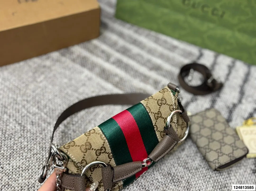 P175折叠盒⚠️尺寸27.13 酷奇GUCCI Horsebit Chain法棍包 经典再现,时尚果然是个轮回 复古的设计加上显眼的马衔扣 是初春到深冬都钟爱的时髦感 多种背法出街,感觉就像在街上走秀! 恰到好处的优雅!