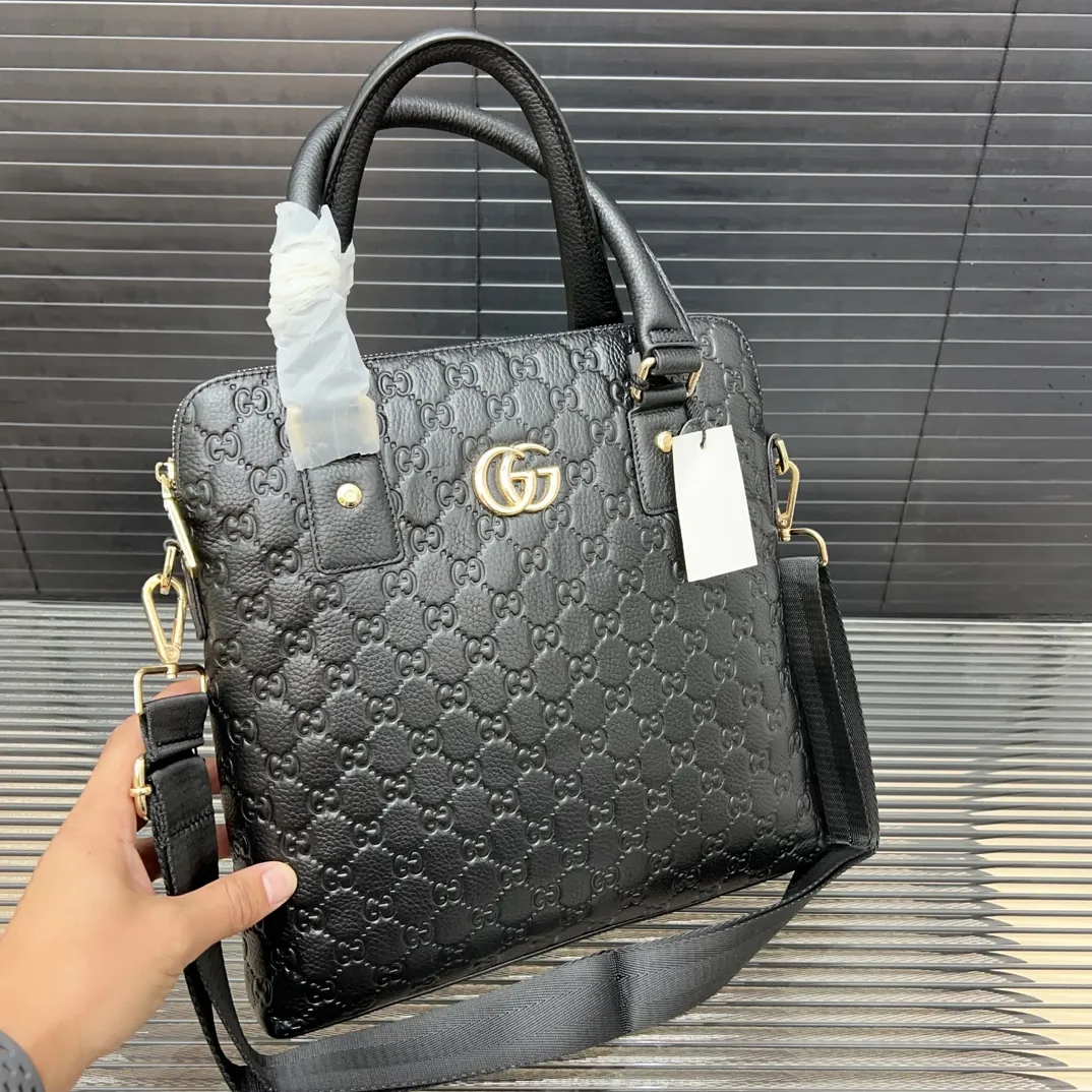 P160 Gucci 古奇 牛皮男包公文包 手提包 电脑包 采用精湛镶嵌细工 经典百搭 实物拍摄 原厂原版面料 28 x 25 cm。