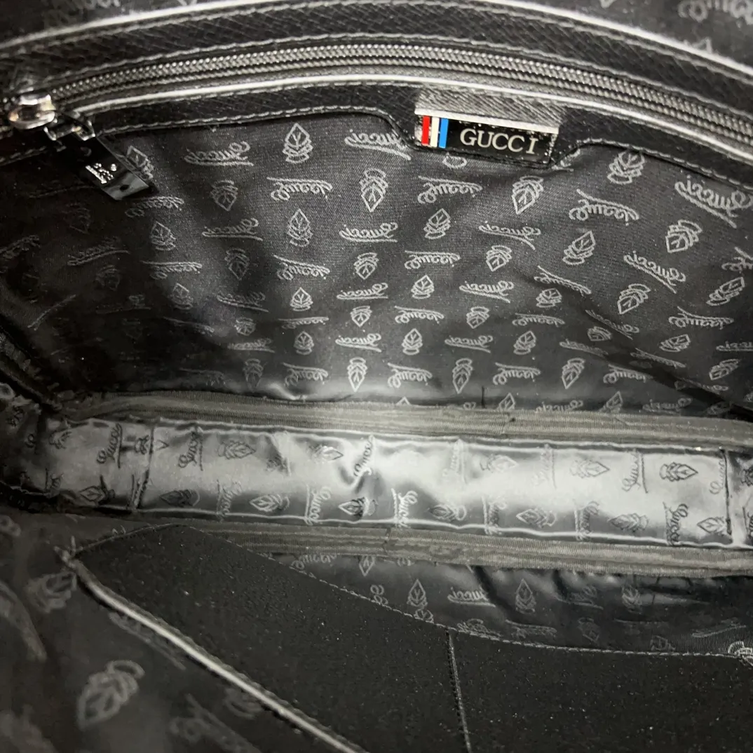 P290 Gucci 古奇 牛皮男包公文包 手提包 电脑包 采用精湛镶嵌细工 经典百搭 实物拍摄 原厂原版面料 28 x 38 cm。