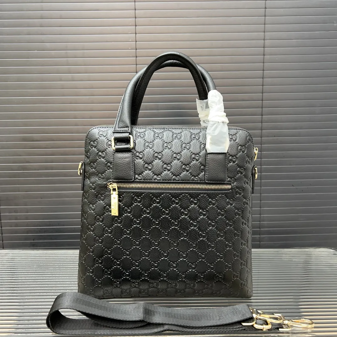 P160 Gucci 古奇 牛皮男包公文包 手提包 电脑包 采用精湛镶嵌细工 经典百搭 实物拍摄 原厂原版面料 28 x 25 cm。