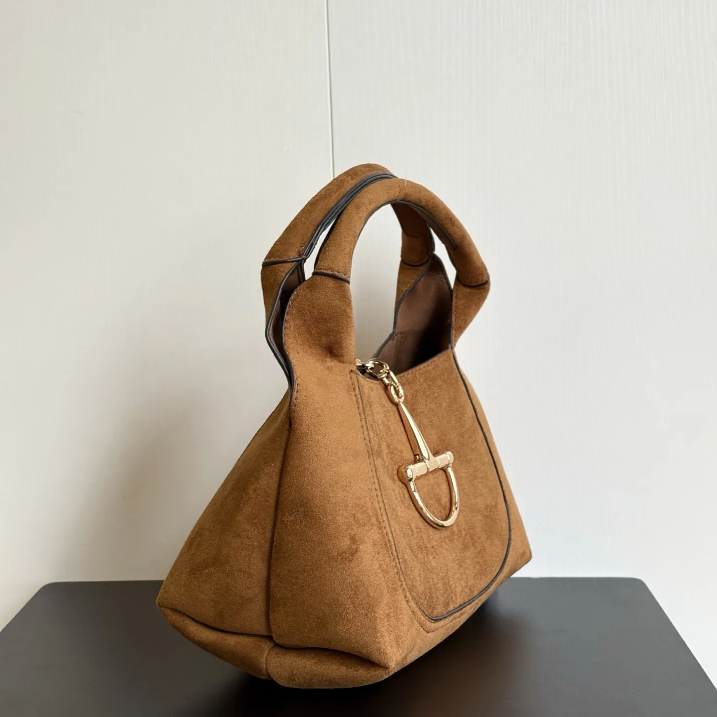 💰200包邮❗ Gucc1 Softbit系列大号半马衔扣造型中号手提包～款号837467棕磨砂🎈🎈🎈尺寸：27.5厘米（宽）x 21厘米（高）x 16厘米（深）📢📢📢