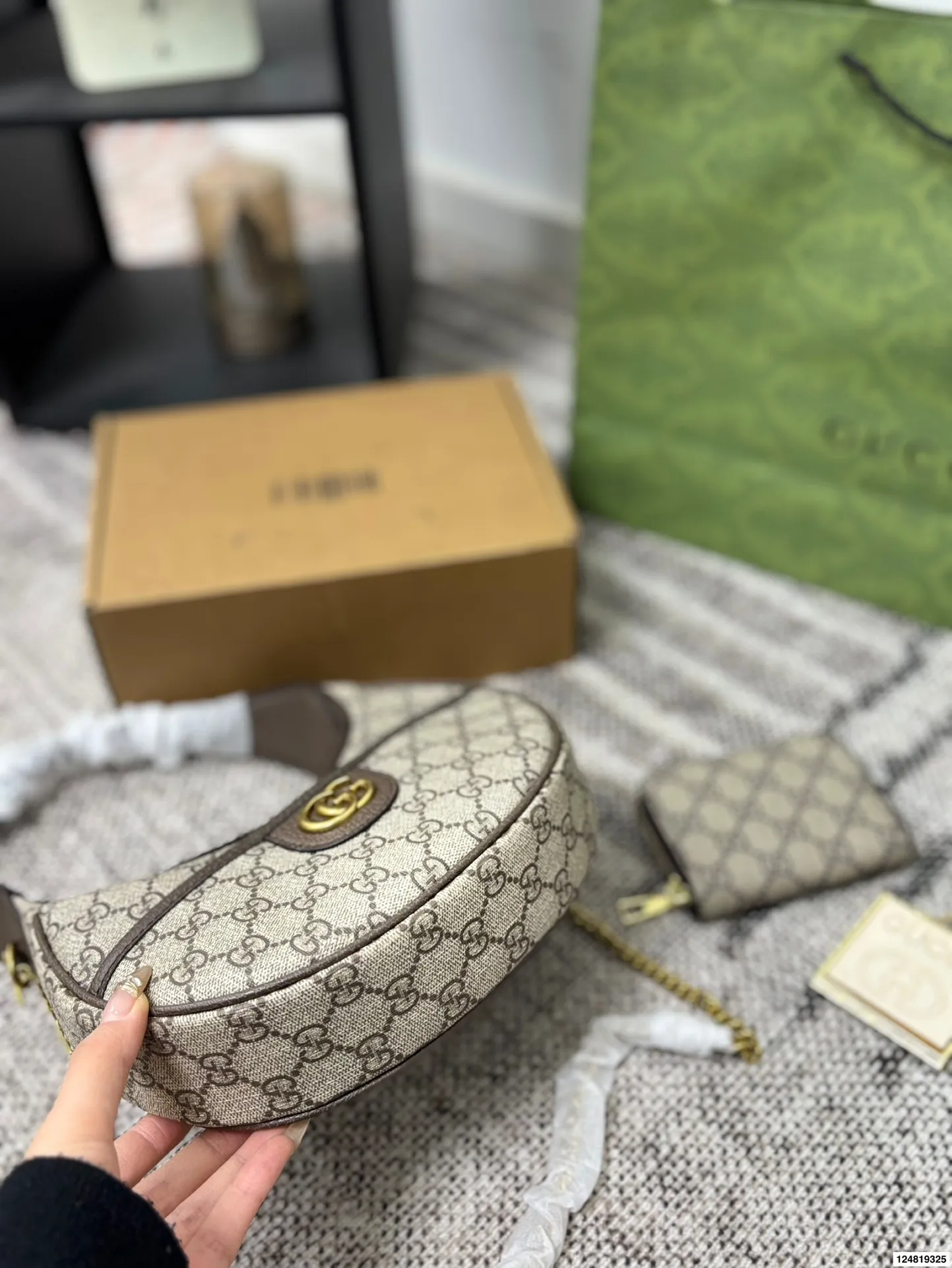 p155 酷奇腋下包GUCCI古驰.上新啦!新款Gucci古驰月牙包新款Gucci吉驰月牙包乌木色/上新啦!古驰的月牙包一整个美住! 尺寸24.13折叠盒