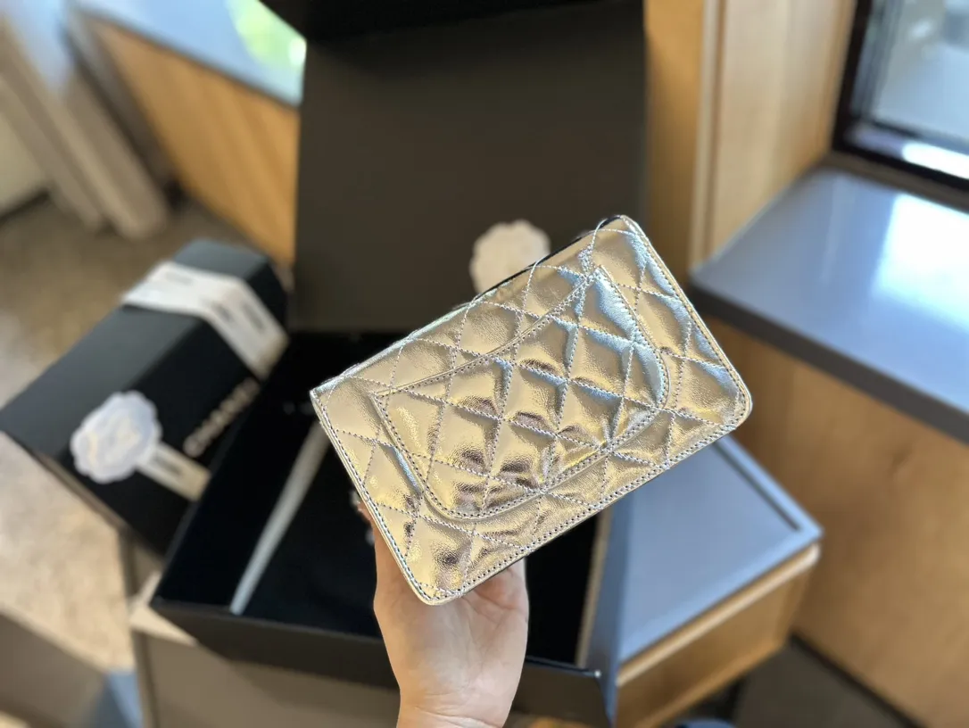 p130 折叠礼盒包装装 CHANEL 香奈儿发财包 入门级小挎包 香奈儿woc新款发财包 可斜挎单肩 链条可收入包内作为手包使用💪 上身后超显大气， 别看小小的 这个很能装哦 小巧实用 人手必备 上身效果超好 尺寸: 19.12