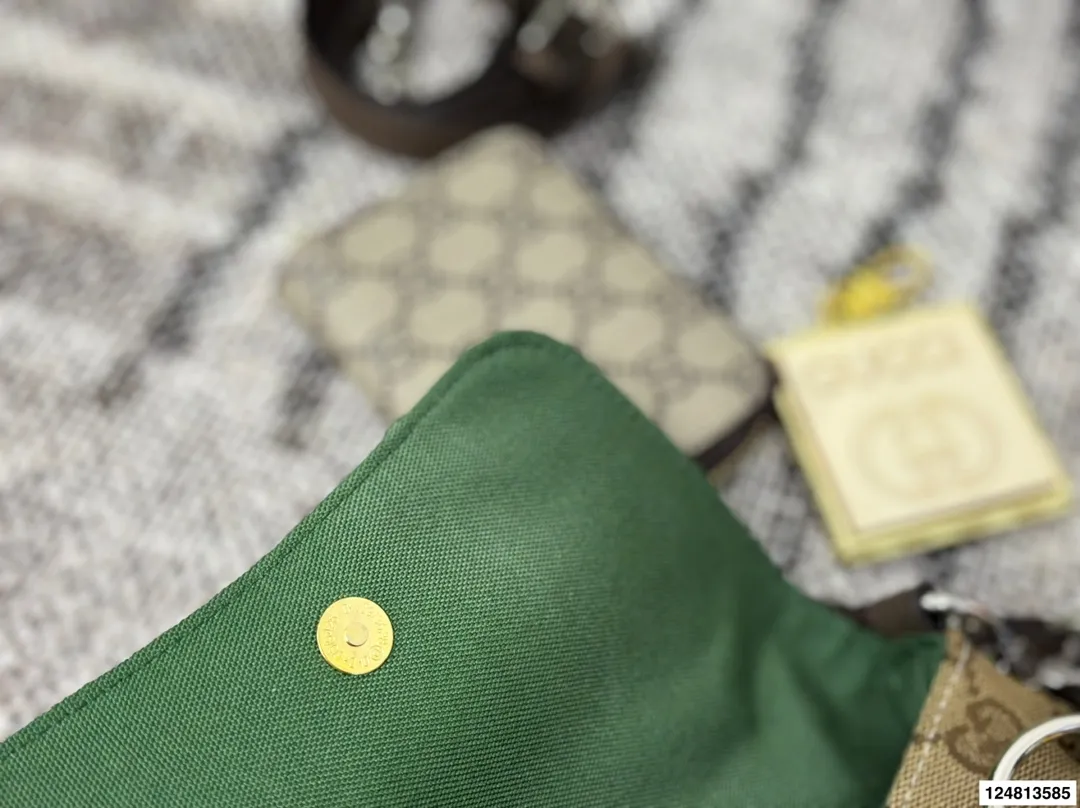 P175折叠盒⚠️尺寸27.13 酷奇GUCCI Horsebit Chain法棍包 经典再现,时尚果然是个轮回 复古的设计加上显眼的马衔扣 是初春到深冬都钟爱的时髦感 多种背法出街,感觉就像在街上走秀! 恰到好处的优雅!