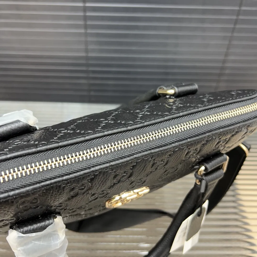 P160 Gucci 古奇 牛皮男包公文包 手提包 电脑包 采用精湛镶嵌细工 经典百搭 实物拍摄 原厂原版面料 28 x 25 cm。