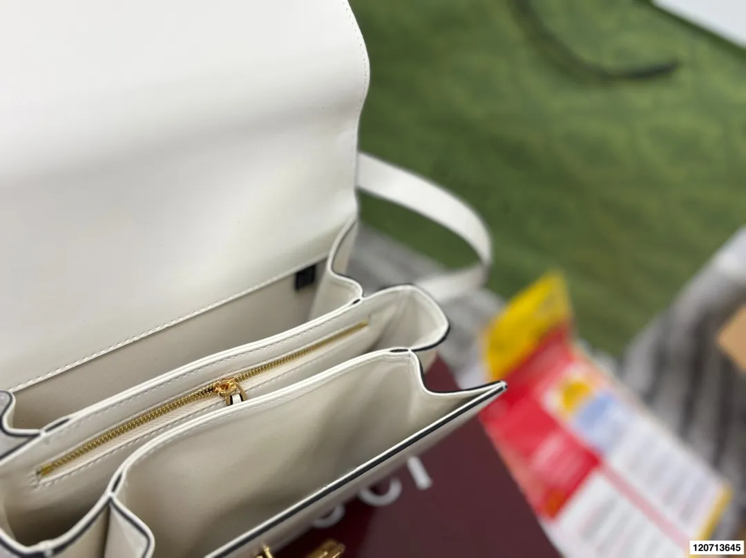 p185 礼盒包装 Gucci Siena系列背包延续了Gucci经典马衔扣这一标志性元素的演变。这款肩背包选用精细光面皮革匠心打造,挺括造型融蕴源自20世纪70年代的半马衔扣搭扣设计细节。搭配金色调配件,内部衬里设有三层接档与一个拉链口袋。 尺寸22.17