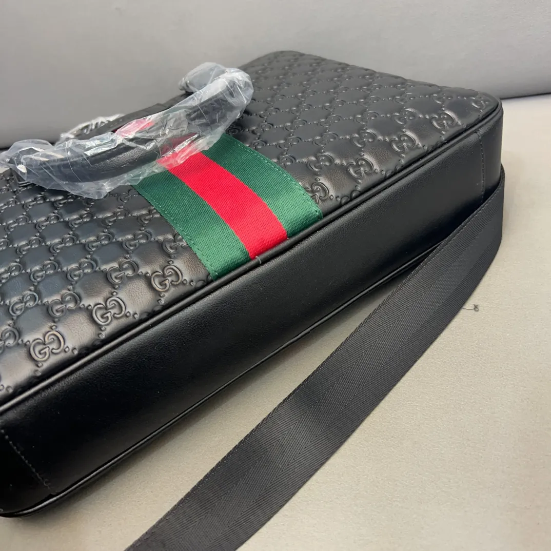 P170 Gucci 古奇 新款牛皮男包公文包 手提包 电脑包 采用精湛镶嵌细工 经典百搭 实物拍摄 原厂原版面料 配送防尘袋 29 x 38 cm。