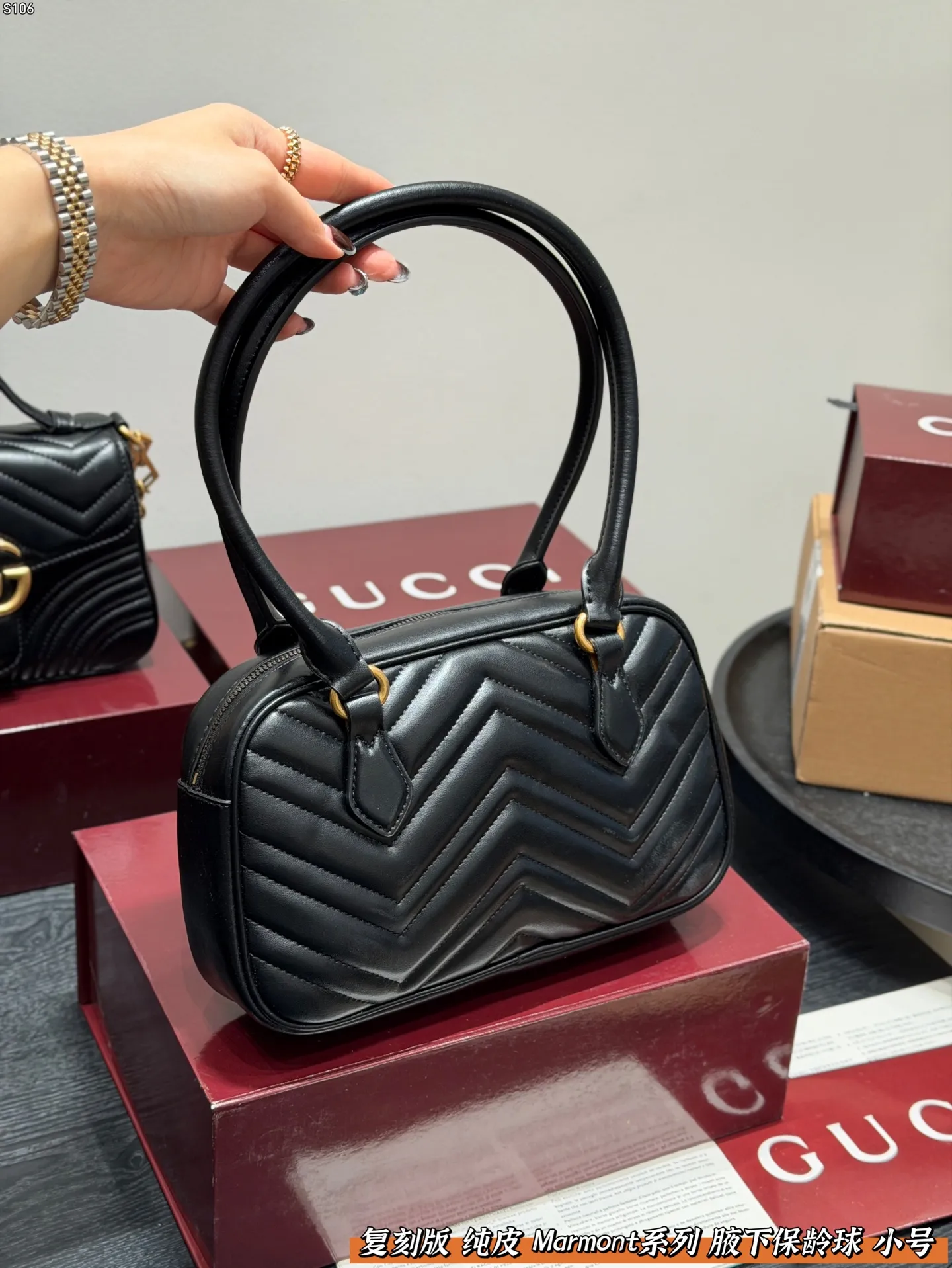 P145 礼盒包装 复刻版 纯皮! Gucci GG Marmont保龄球包腋下马蒙包,黑色波浪纹绗缝皮革+金色双G标志,简约又超有辨识度。 手提or腋下背都OK,通勤,出街都很百搭!皮革柔软耐用,容量刚好,日常用品轻松装下。 尺寸 小号26*16cm
