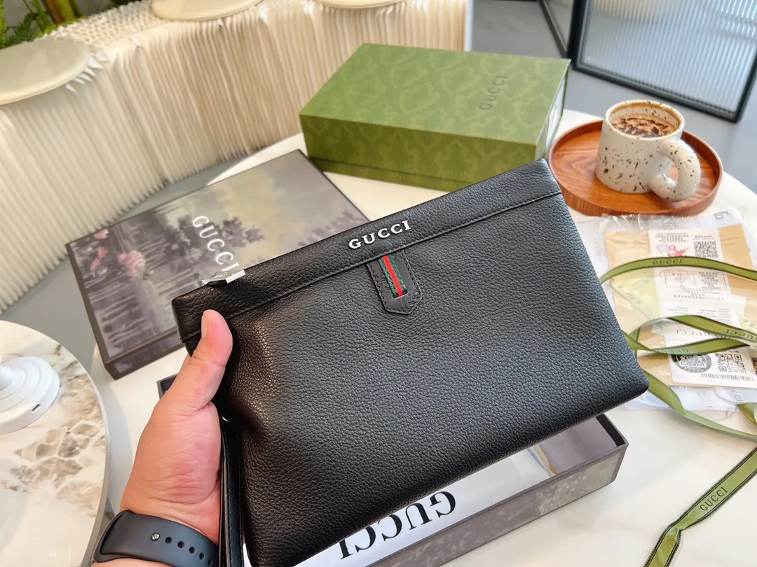 ❤️p115（礼盒包装）❤️牛皮 gucci 男士经典手包 细节实拍这个应该是古驰男士手拿包里面卖的最好的产品之一了第一是因为外表颜值~整体经典第二是因为大小宽度，非常能装东西 车钥匙、家里钥匙，大串大串地都没问题~日常办公材料啊甚至鼠标也是可以的! 性价比特别高~非常推荐!尺寸28.18