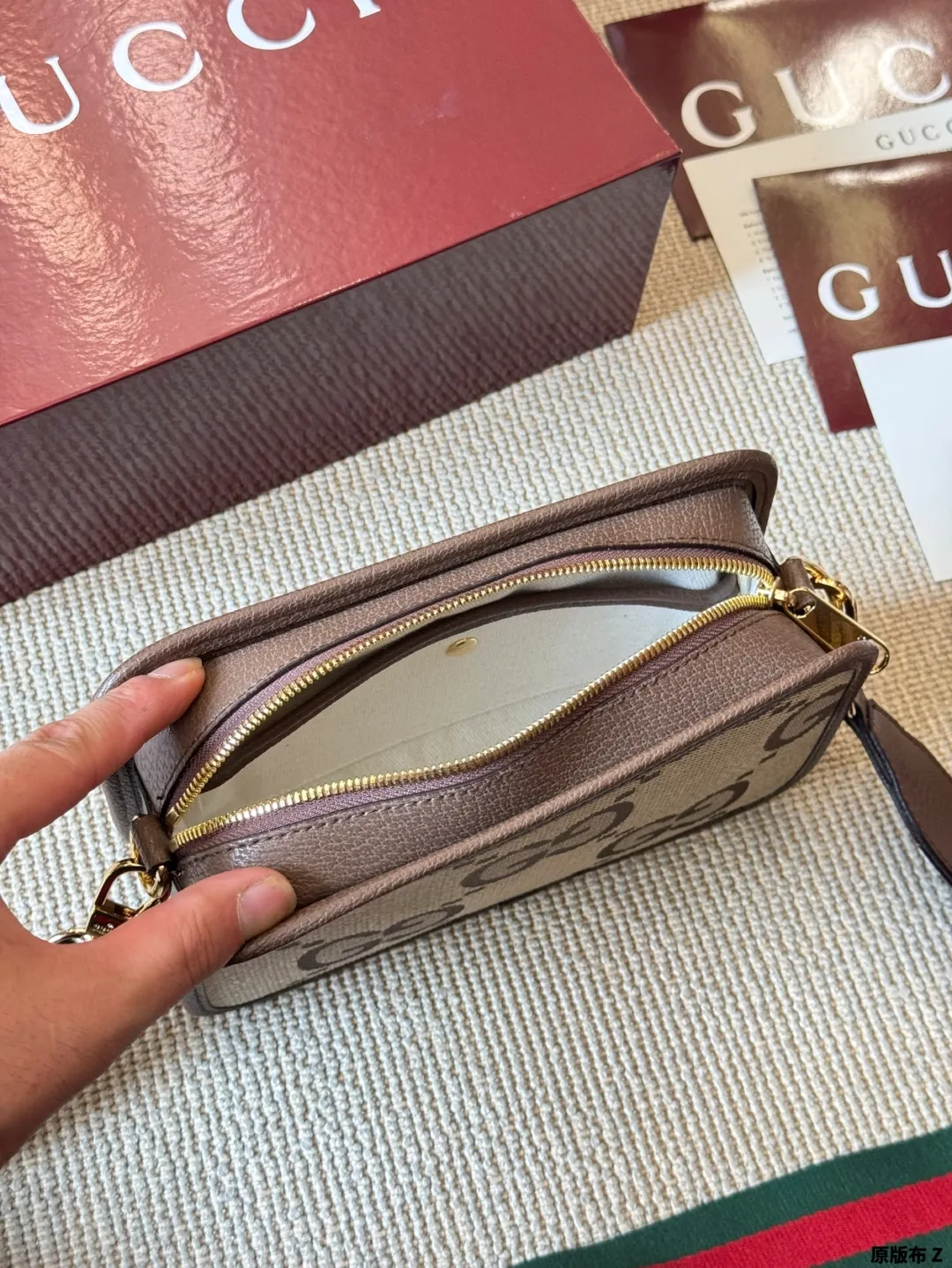 复刻版 原版布 p170 Gucci Ophidia 相机包 配原版乌木色二层牛皮~这个款复古韵味特别浓,对版五金 原版内里!上身效果也超赞,主要以精致特别的五金来提升整体质感。size 22 15 配飞机盒全套包装