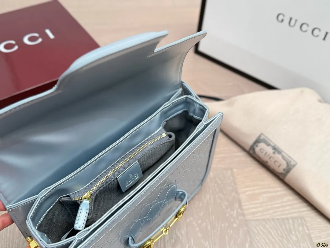 ¥165折叠盒 Gucci 酷奇1955 “她们总是那么复古”马鞍包 姐妹同行时,常听人这么说道, 从小耳濡目染,也深陷复古的魅力。 复古在时尚史上向来是重要的一笔 经过时间的检验,愈发迷人, 吸引无数女孩,延续复古风情。 尺寸 25 18