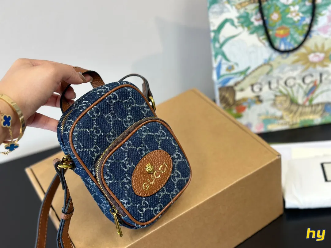 ¥145全套包装 报告!GUCCI虎头手机包真是太太太可爱了吧 怎么能拒绝x这么一只可可爱爱的小包包呢 GUCCI新出的虎头手机包真是一眼就爱上延续经典的虎头系列 搭配柠檬黄的手柄真的要太夏天老花配色也永远不会过时 最主要性价比真的不要太高!别看是一只手机包容量非常乐观我手机是iphone11promax完全可以装入还有多的空间放纸巾 钥匙等 虽然是男包 女生也完全可以驾驭 推荐推荐!12*18cm