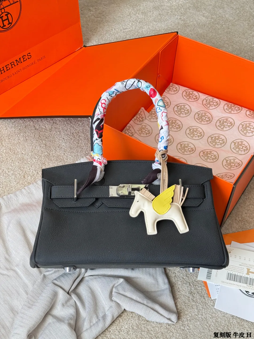 复刻版 头层牛皮 p330 Hermes 爱马仕|Birkin 铂金包 独家经典火爆出货 纯皮 里外纯皮!集万千宠爱与一身 爱马仕·birkin铂金包 专柜万年不下架 原厂激光五金 各路时尚主播/网红/明星不离手 气质女神爱不释手必备法宝 各种百搭 处处体现时尚品味 畅销多年 新版本新工艺 选材结实有型且皮质超软 里外全皮 油边/走线/五金媲美专柜 注目精湛工艺 感受工匠神韵 品质如图 市场最高版本 随意出入专柜无压力 女神包抓紧购 阳光下颜色偏浅 室内光线暗会深一些 这是常识哦 尺寸:30cm