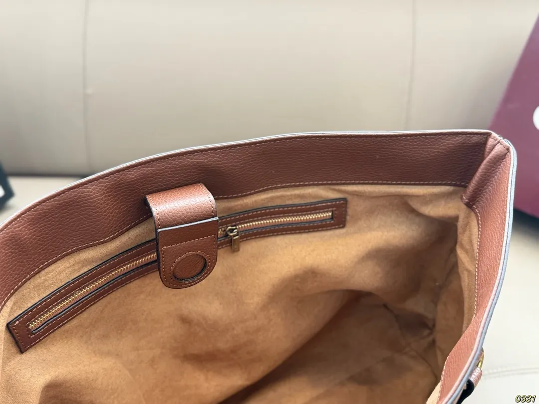 &yen;125 酷奇 Gucci托特包 质感很高级 容量超级大也很耐用 日常出街背它回头率百分百 就是这种随性慵懒感 尺寸37 28