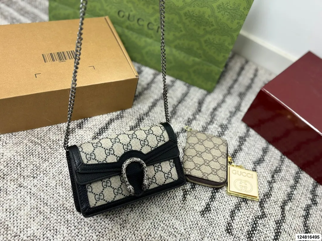 p165 配折叠礼盒 Gucci 新配色 燕麦色 Nano 酒神 新品 Zp售价&yen;27,400 如果包包只能选一个你们就买这个迷你酒神就可以了 我给你们种草图 看看他有多a多飒 女孩的本命包 复古系列更让年轻女孩们心动💓 装不了东西没关系 好看就行了！！ 尺寸：17*10