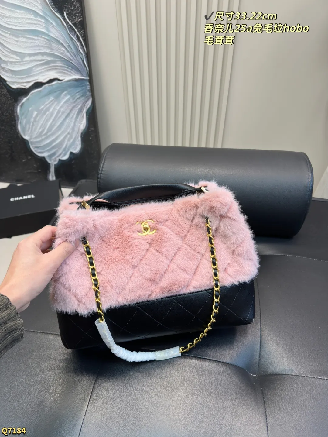 💰200 尺寸33.22cm 香奈儿25a兔毛hobo托特 25A高级手工坊上新 有点东西 早早被预告吸引的一只包包👜 收到实物真的太惊艳了 单肩手提怎么背都好看 而且巨轻! 这个尺寸150+以上身高都可以背! 秋冬搭大衣 巨时髦 太适合凹造型了