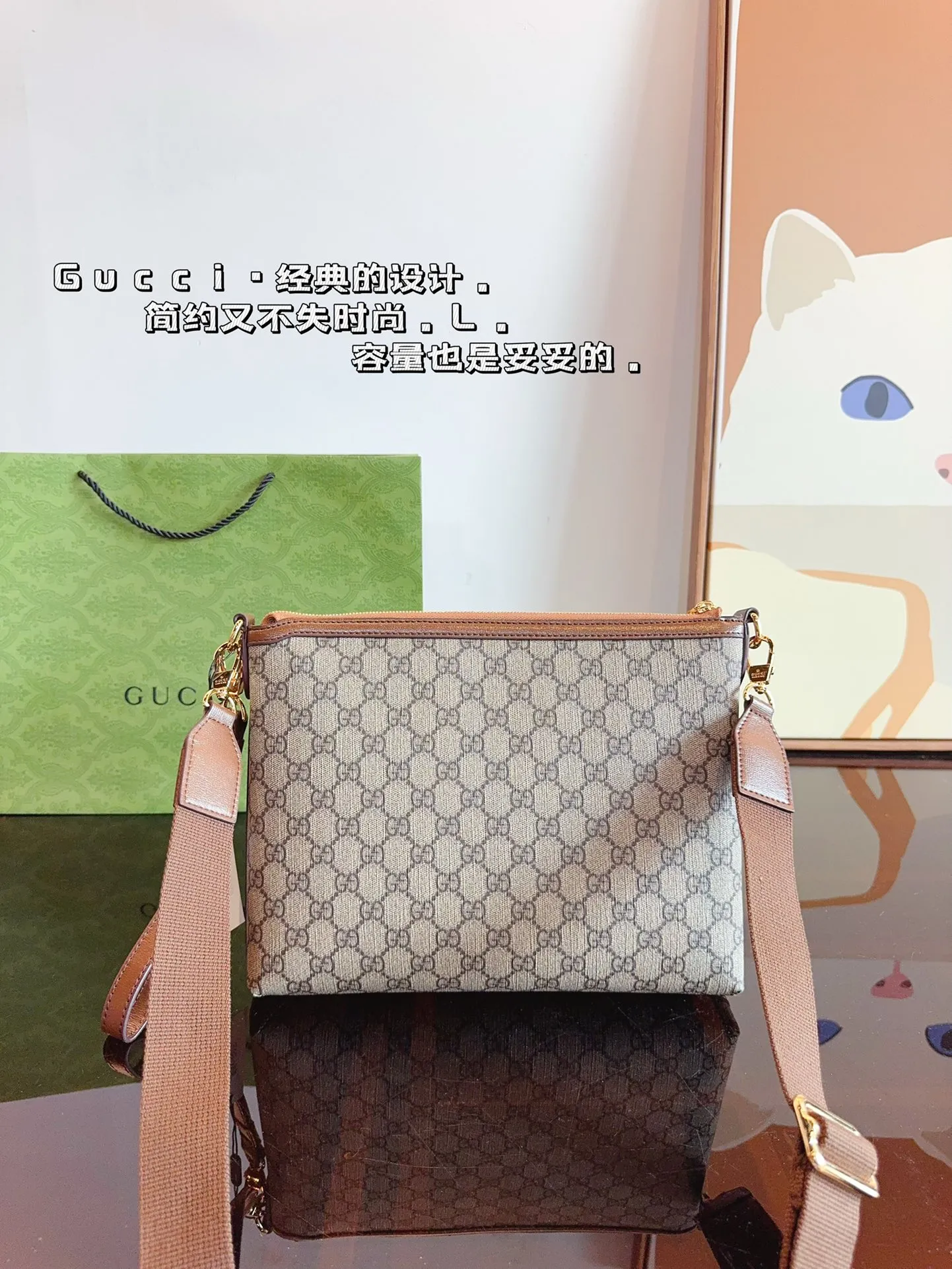 P160 GUCCI酷奇ophidia斜挎包. GG男包来咯~ 随着时间成长,压花也是经久耐看且永不过时的元素 这款包包造型小巧,依旧是复古的调性,方方正正的包型很好搭配衣服,可斜挎可作为手拿包,日常休闲和商务场合都可以驾驭,撞包率也很低,包身整体也很轻便,简约低调有质感尺寸:26*3*23cm