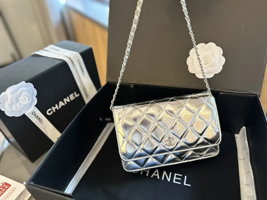 p130 折叠礼盒包装装 CHANEL 香奈儿发财包 入门级小挎包 香奈儿woc新款发财包 可斜挎单肩 链条可收入包内作为手包使用💪 上身后超显大气， 别看小小的 这个很能装哦 小巧实用 人手必备 上身效果超好 尺寸: 19.12