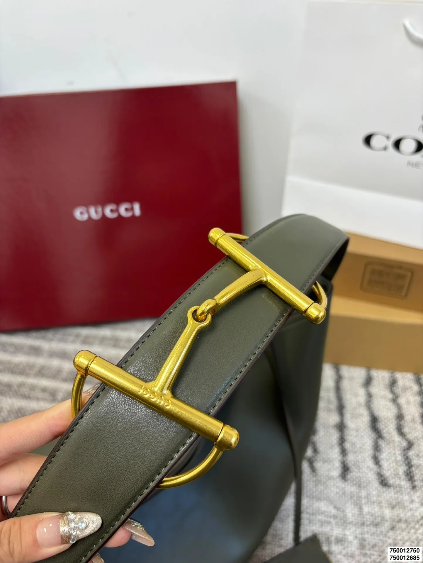 大号P190 小号P185 配盒子 酷奇Gucci Beatrix 【Gucci bestrix咖啡棕 轻享随行】✨ ▪️ 一抹浓郁咖啡色 沉淀时光的温柔 搭配秋冬焦糖系穿搭 自带高级滤镜 举手投足皆是质感 ▪️ 超轻量设计 重量仅如一部手机 肩颈自在无负担 通勤赶车步履生风 逛街出游轻如 尺寸大39 36 小34.5 28