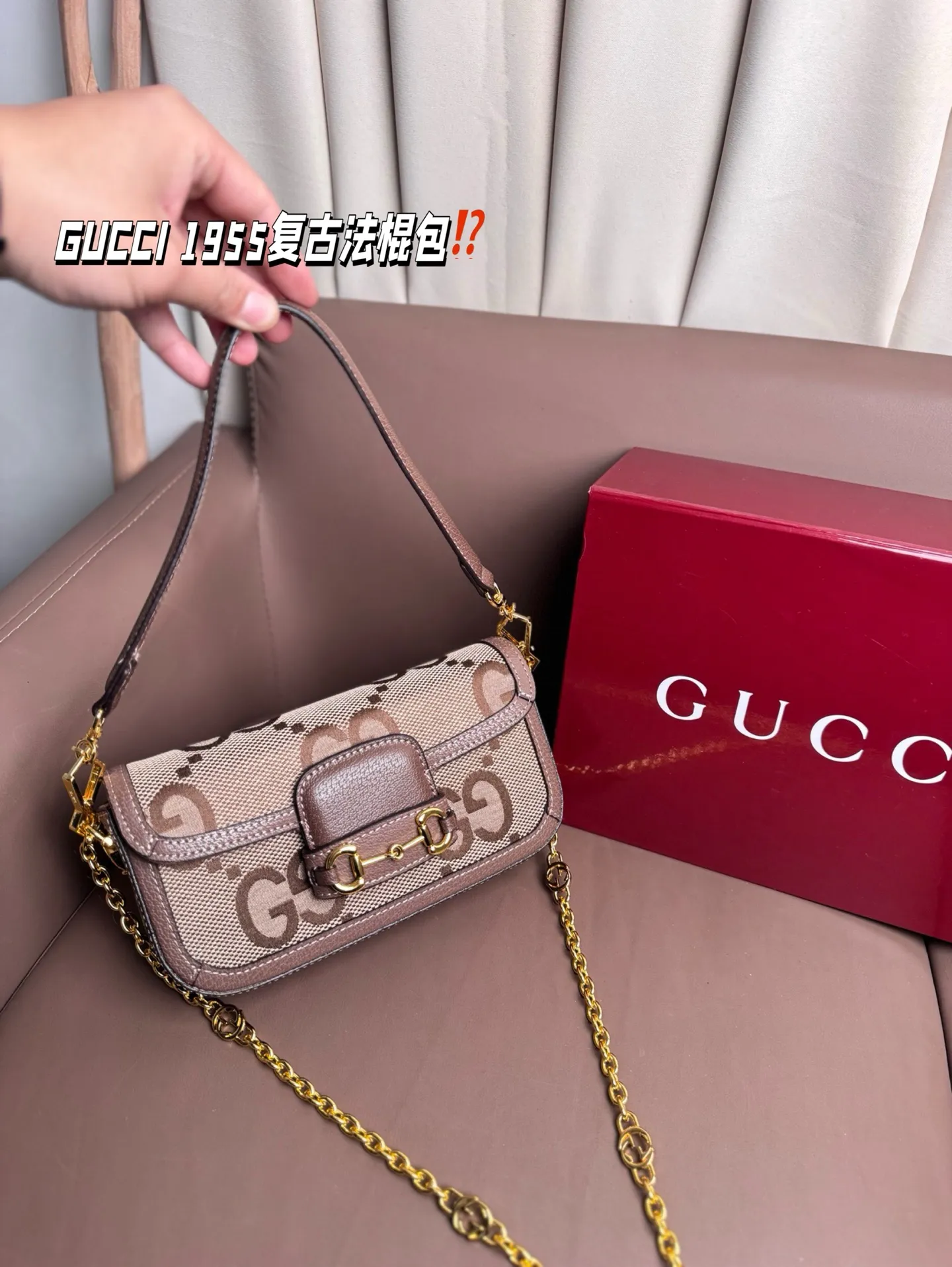 P190 GUCCI 1955复古法棍包。 GUCCI 1955家族又新填一位新成员在原有的经典马鞍包设计上等比例缩小定型包工艺显得更加小巧精致 配了一根超美的双Glogo金色链条尽显复古摩登之美 尺寸23*13