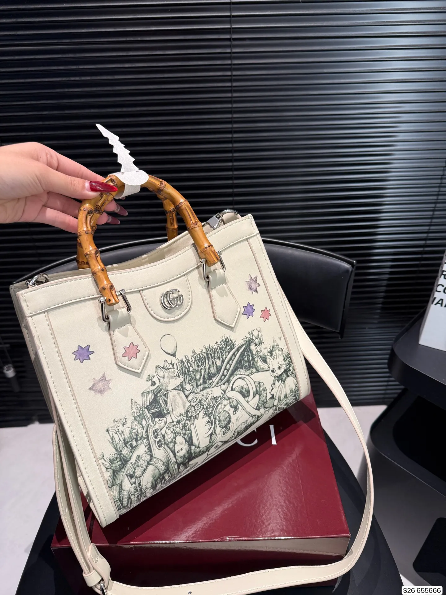 P180 配折叠盒子 酷奇 竹节手提Gucci Diana购物袋 最新系列，这个款复古韵味特别浓，对版五金 原版内里！上身效果也超赞，主要以精致特别的五金来提升整体质感。尺寸：27 24 货号655666