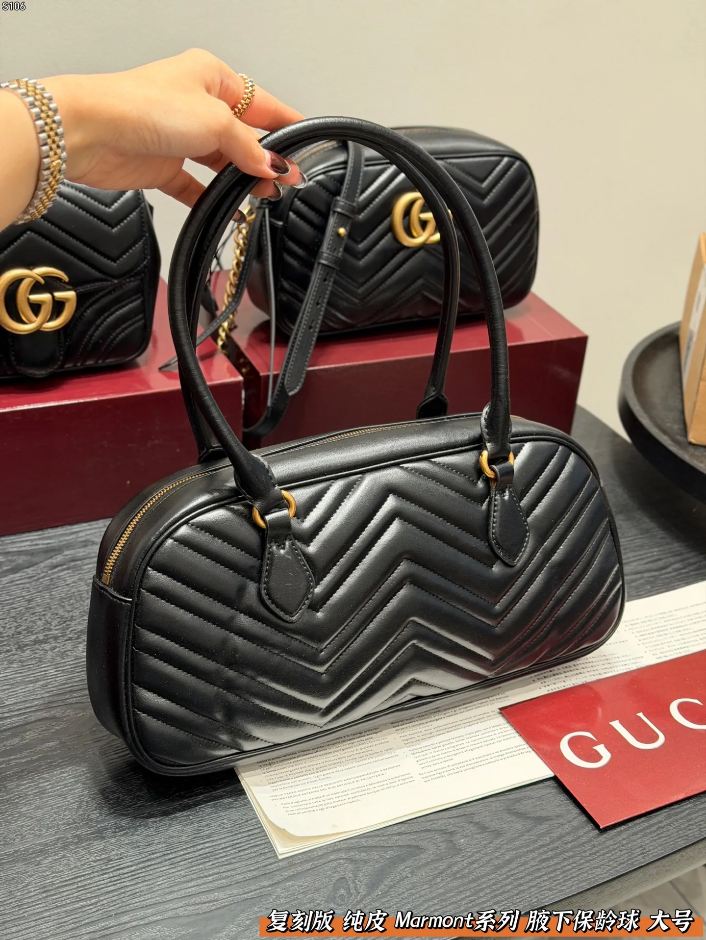 P150 礼盒包装🎁 复刻版 纯皮！ Gucci GG Marmont保龄球包腋下马蒙包，黑色波浪纹绗缝皮革+金色双G标志，简约又超有辨识度。 手提or腋下背都OK，通勤，出街都很百搭!皮革柔软耐用，容量刚好，日常用品轻松装下。 尺寸 大号35*16cm