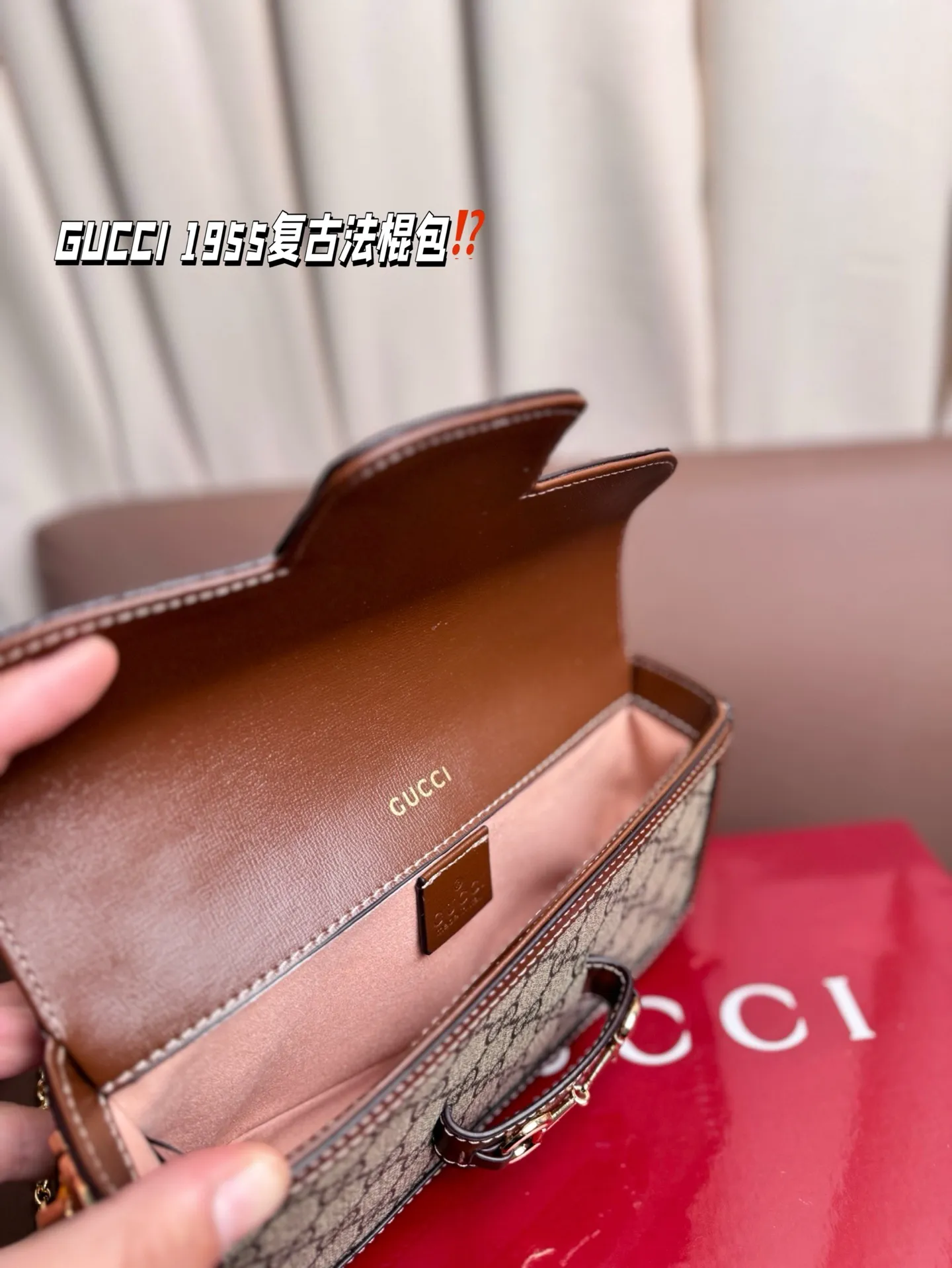 P190 GUCCI 1955复古法棍包。 GUCCI 1955家族又新填一位新成员在原有的经典马鞍包设计上等比例缩小定型包工艺显得更加小巧精致 配了一根超美的双Glogo金色链条尽显复古摩登之美 尺寸23*13