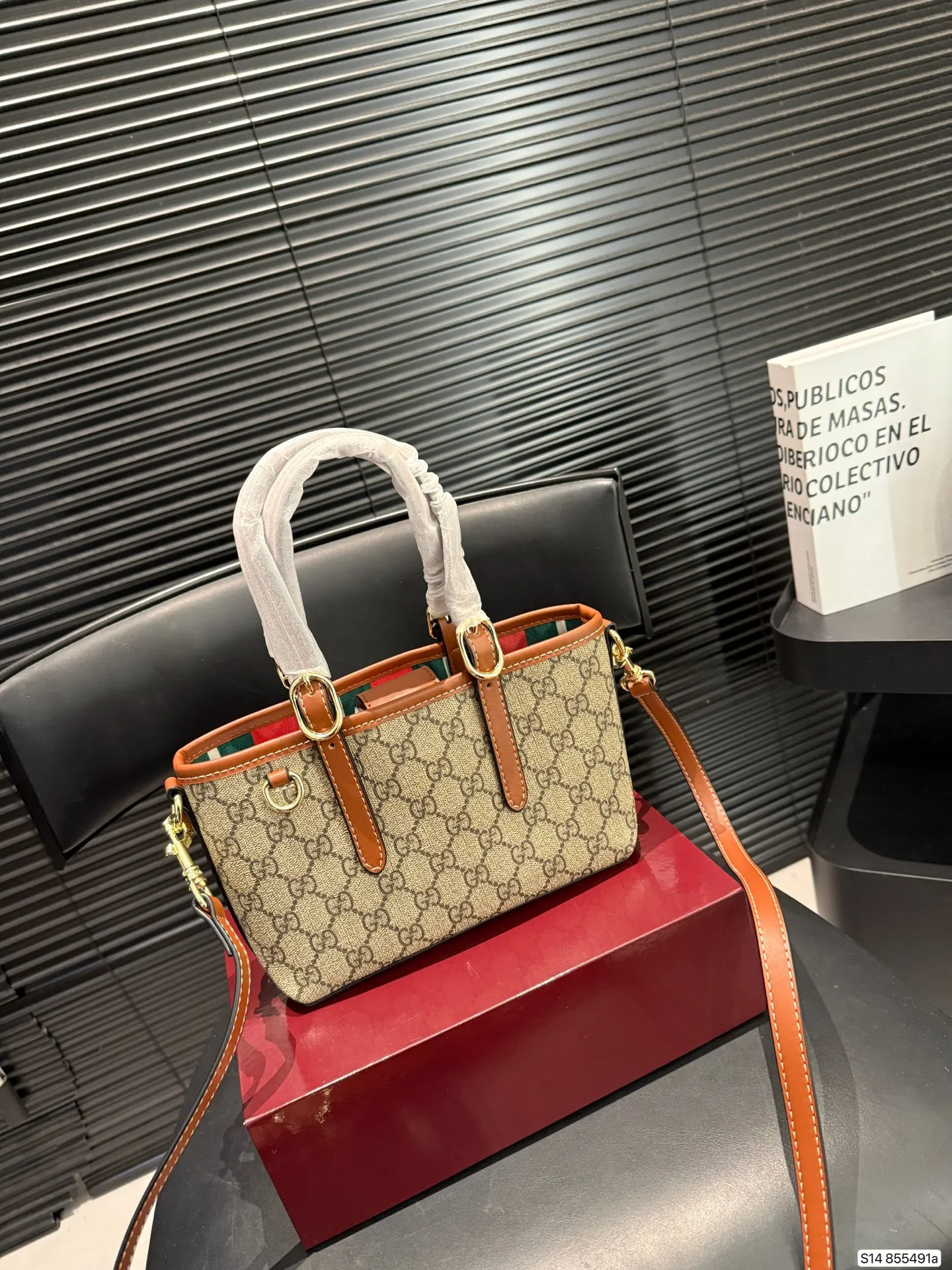 P120 配盒子酷奇 Gucci新出的小可爱! gucci mini Emblem 自带一个长肩带还可以斜挎手拎起来也好可爱! 尺寸20 14 货号855491