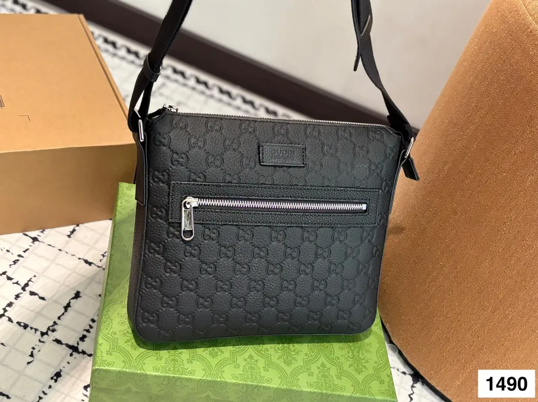 P165 配盒子 纯皮新款男士,很酷的LV男包来喽看起来十分时尚且年轻。斜挎也不显大当收纳空间真心不错,拿取东西时十分方便当肩带可以自由调节长度,任何身高都没问题 尺寸:23.16