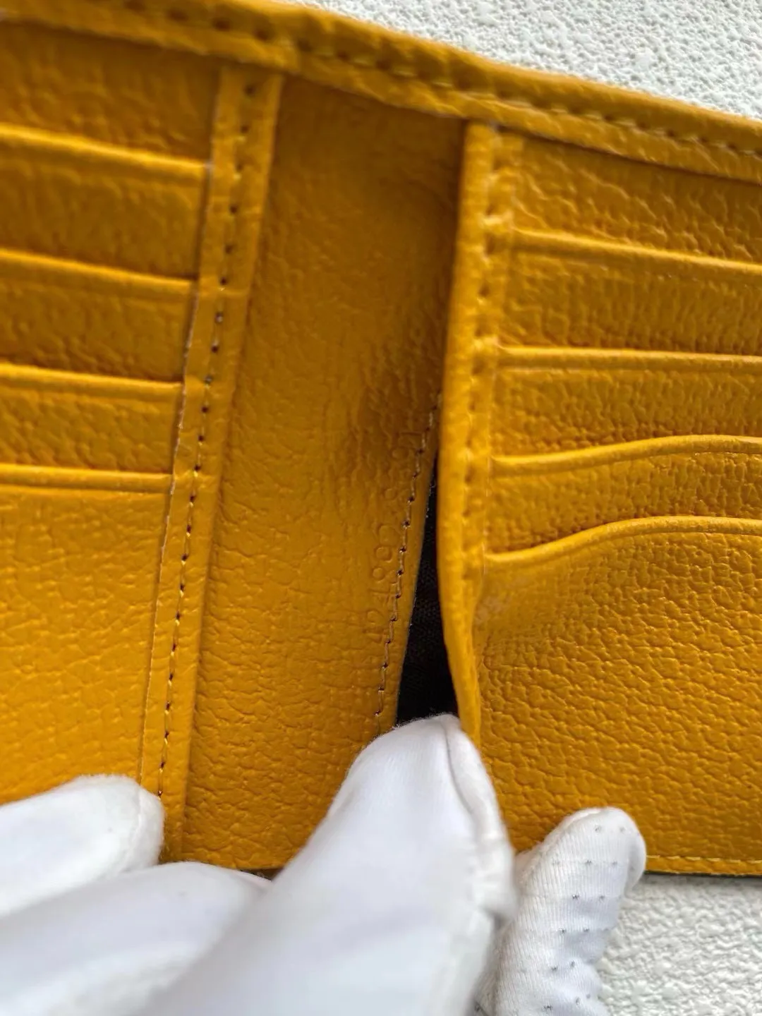 📢📢📢p85 爆款GUcci以GG Supreme高级人造帆布打造的复古风格小皮件系列,椭圆形皮革标牌饰有金属猫科动物头像,是品牌近期大热的标志性元素。以黄色皮革装点全拉链钱包的内里。 款号473954 材质:PVC配皮 颜色:咖配黄 尺寸:11*10*1.5💥