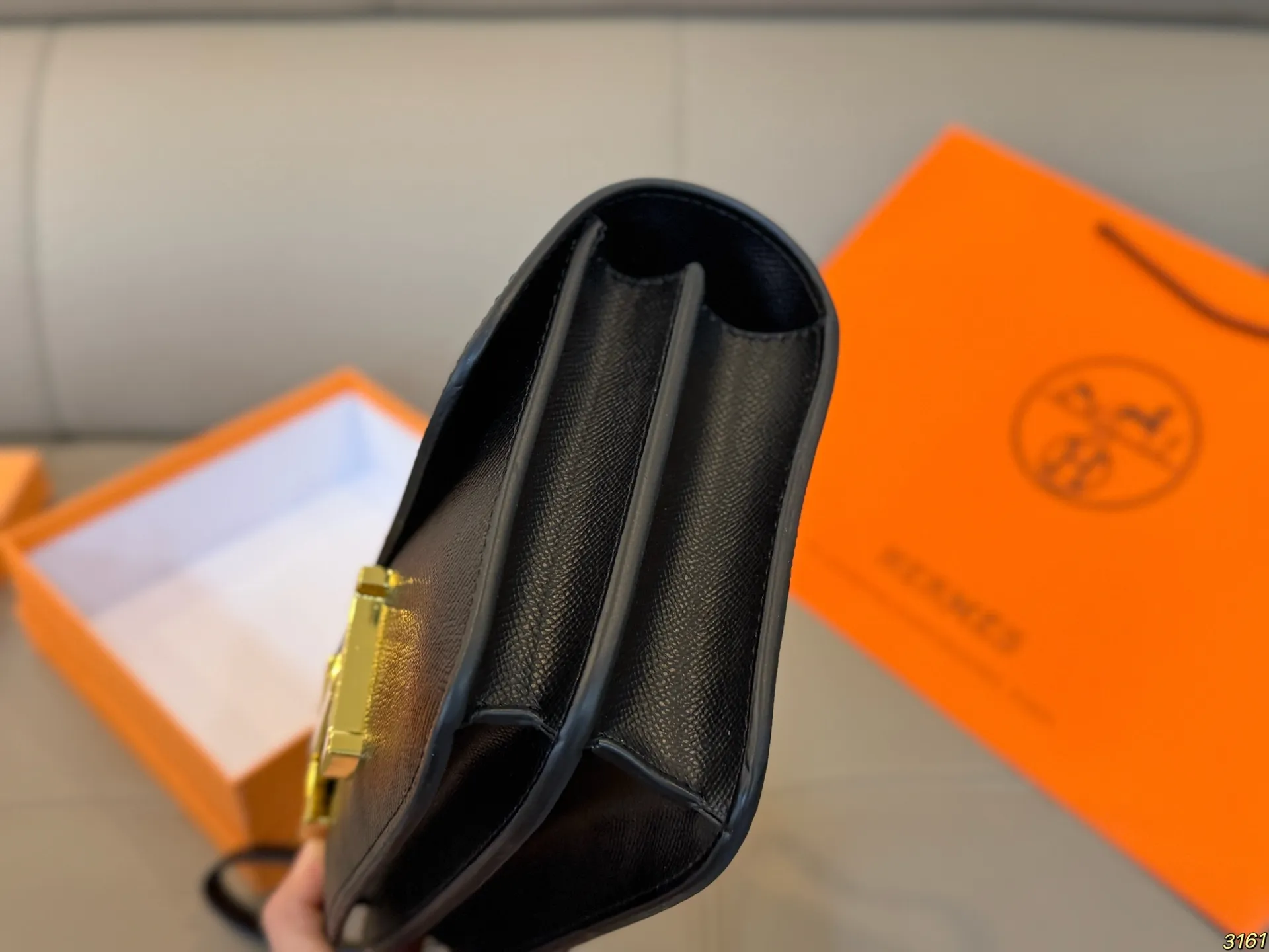 &yen;135/&yen;125配盒 爱马仕Hermes 轻奢康康包性价比超高的经典搭配王 今天给大家推荐hello家的康康包，颜值超耐打，经典又百搭! 拍照出来也是满满的高级感，很容易凹造型~ 包包的容量也很nice,完全能满足日常的需求 尺寸24 16/19 14