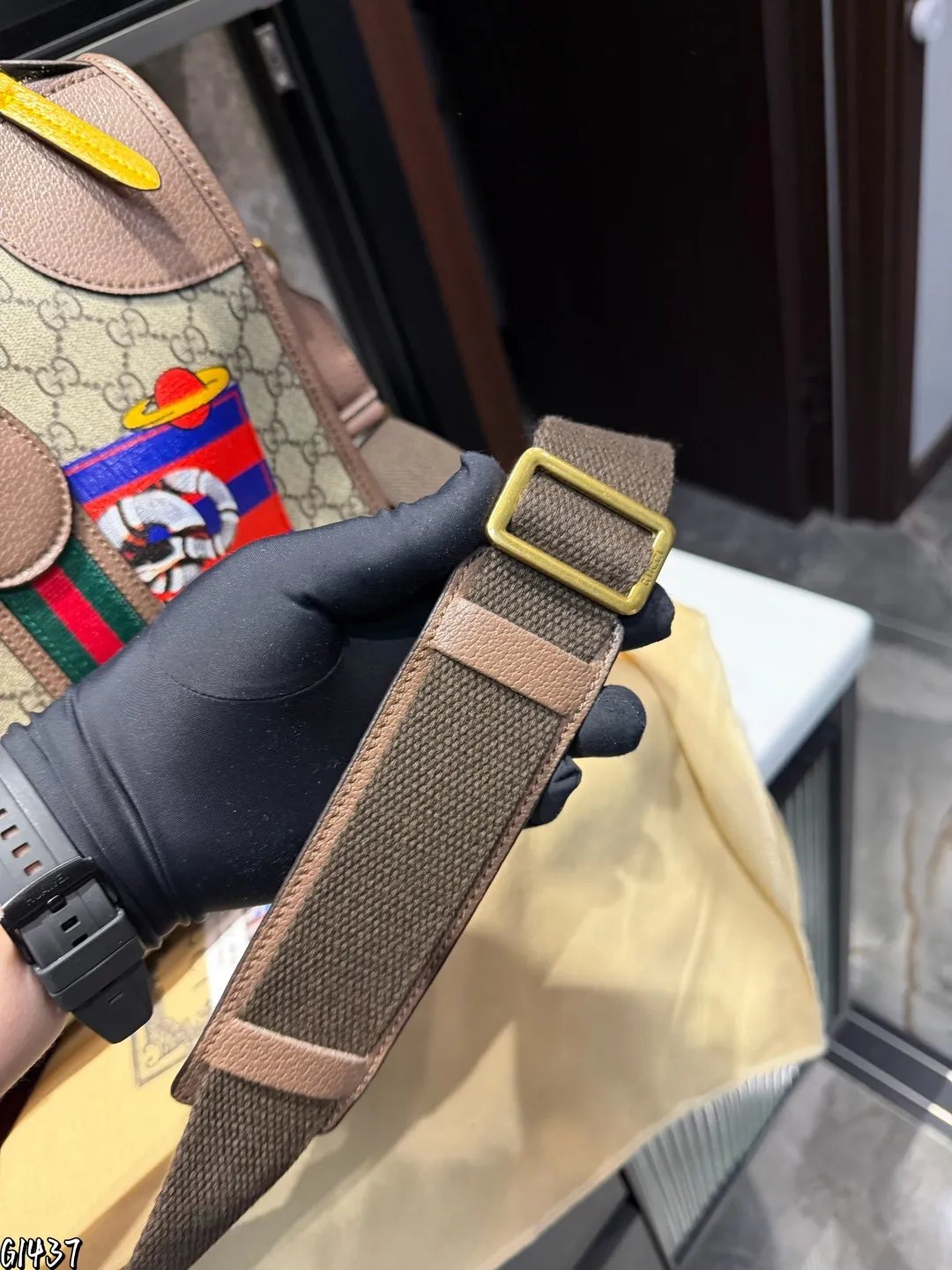 ❤️p175❤️ 这款旅行包采用更大尺寸焕新诠释,为《Exquisite Gucci》系列旅行精选增添别样魅力。条纹织带和双G配件装饰以品牌典藏元素突显整体廓形