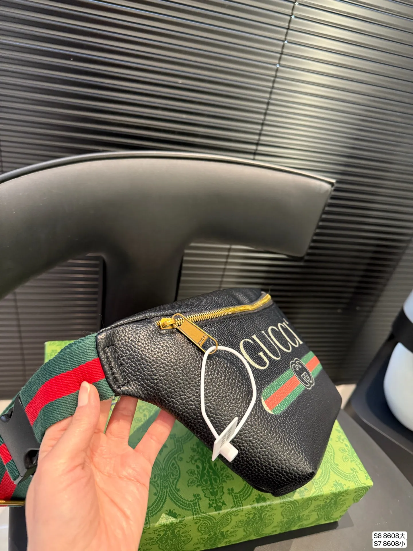 大号P90 小号P85 酷奇胸包 今年腰包胸包真的超级火 hot到不行的腰包|经典大牌明星同款 胸包重回时尚圈也不是一天两天的事情了,但没想到的是竟然越来越火 胸包不仅仅只是满足功能性的需求 更是为你的时髦度添砖加瓦 要说胸包最大的优点就是解放双手 把它挂在胸前百搭无压力 超多时髦的人都用它来凹造型了尺寸:大号38 23 小号31 17 货号8608