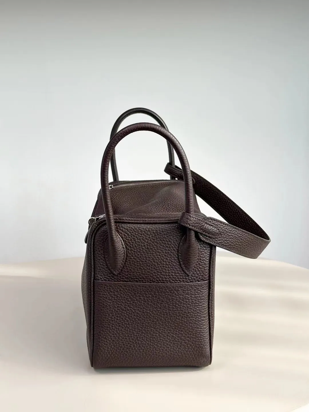 💰348包邮❗ 林迪26-乌木色 材质：头层TC牛皮 26x18x12cm：26x18x12cm 林迪26是整个lindy系列中最受欢迎的一款了，既有设计感又低调气质，最实用的26x18x12cm，适合上班通勤背