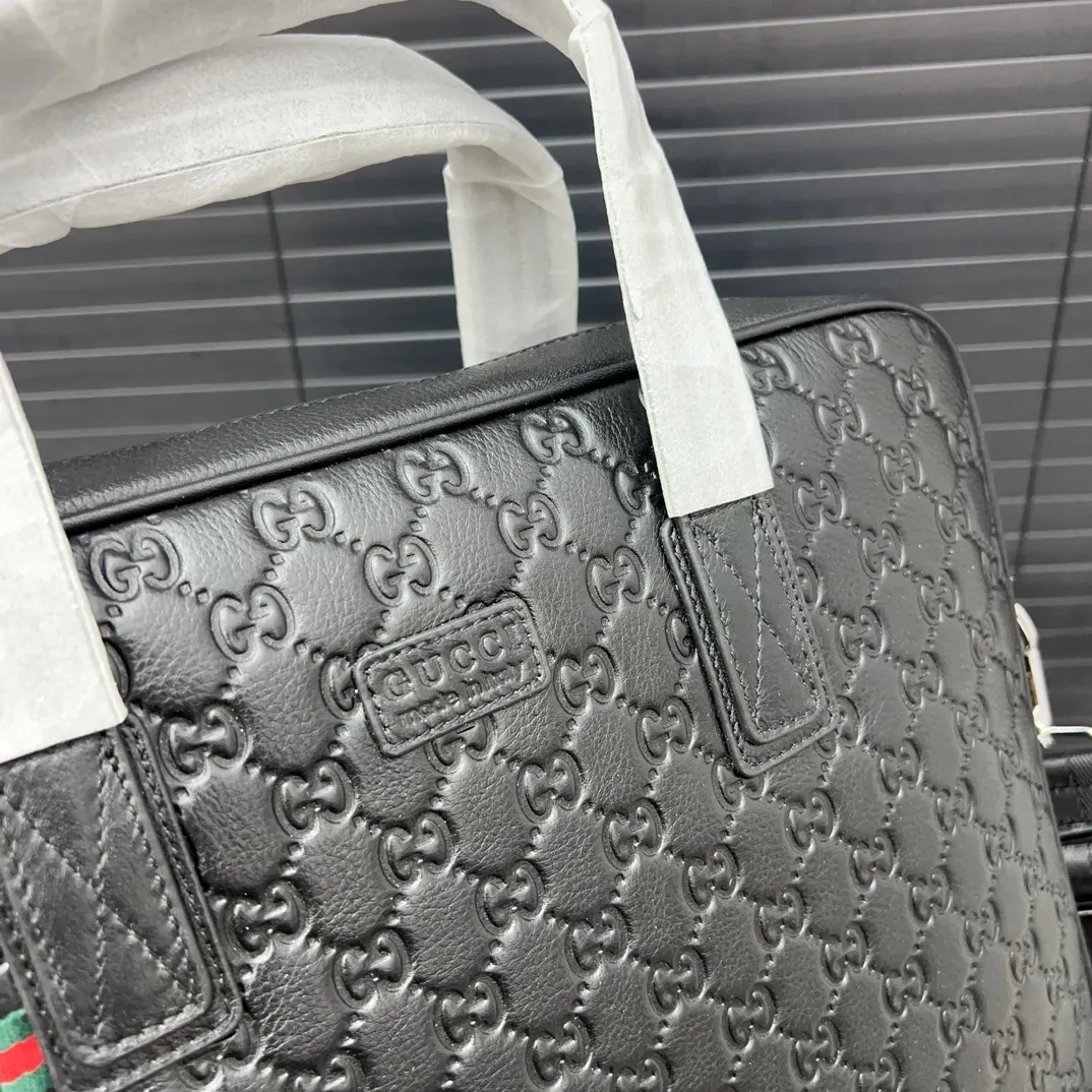 P290 Gucci 古奇 牛皮男包公文包 手提包 电脑包 采用精湛镶嵌细工 经典百搭 实物拍摄 原厂原版面料 28 x 38 cm。