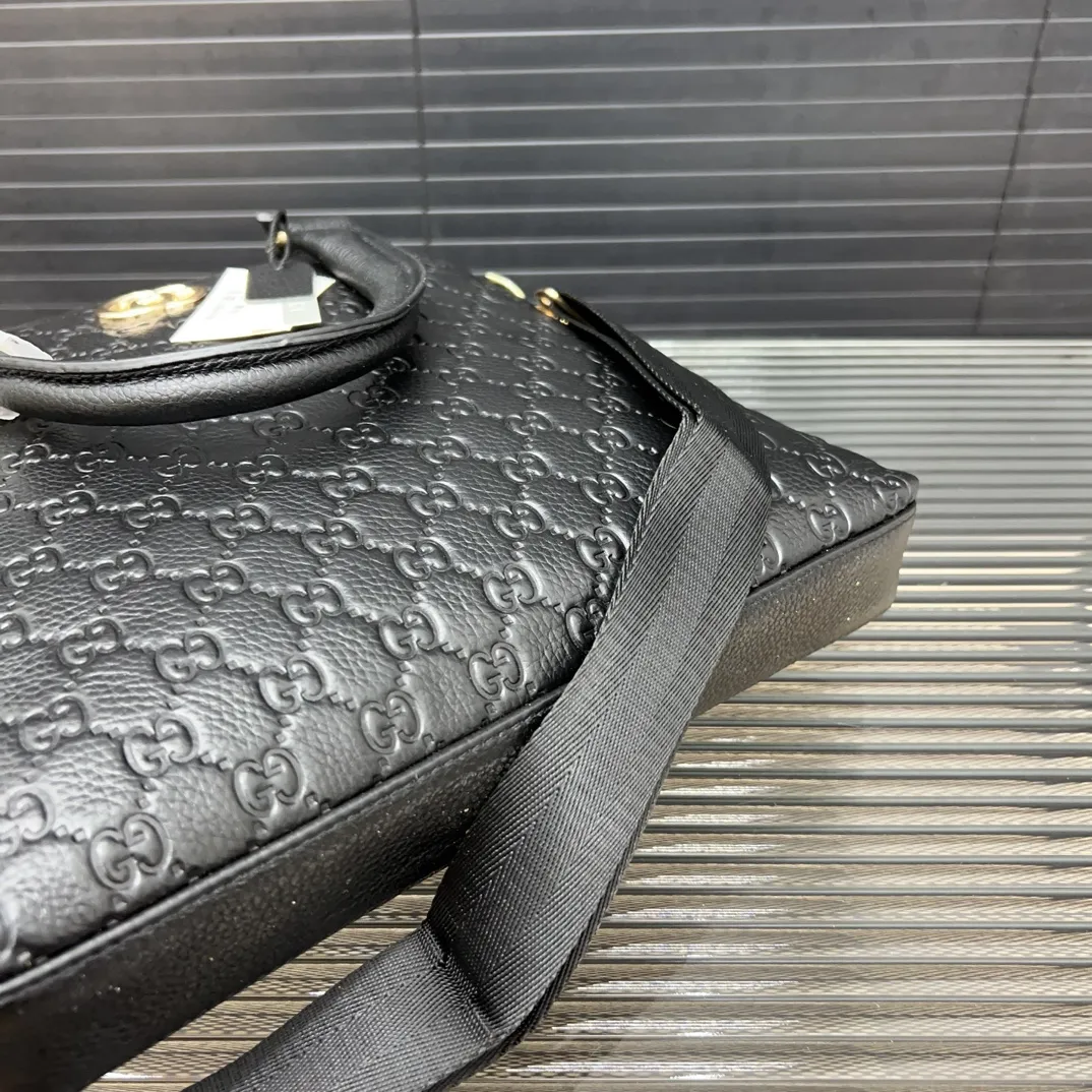 P160 Gucci 古奇 牛皮男包公文包 手提包 电脑包 采用精湛镶嵌细工 经典百搭 实物拍摄 原厂原版面料 28 x 25 cm。