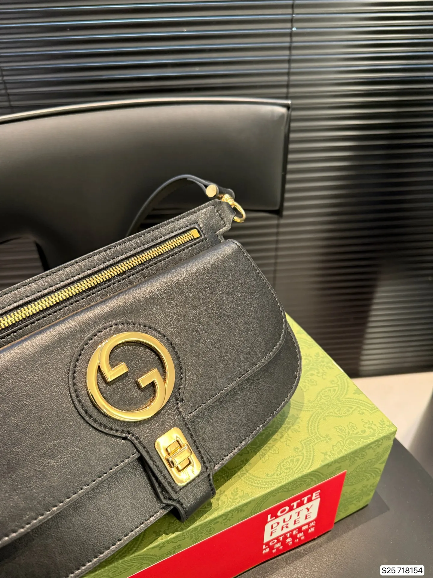 P175 配飞机盒折叠盒子 酷奇胸包 颜值特别高 低调不失优雅 谁背谁好看 男女通用 尺寸23.5 16 货号718154