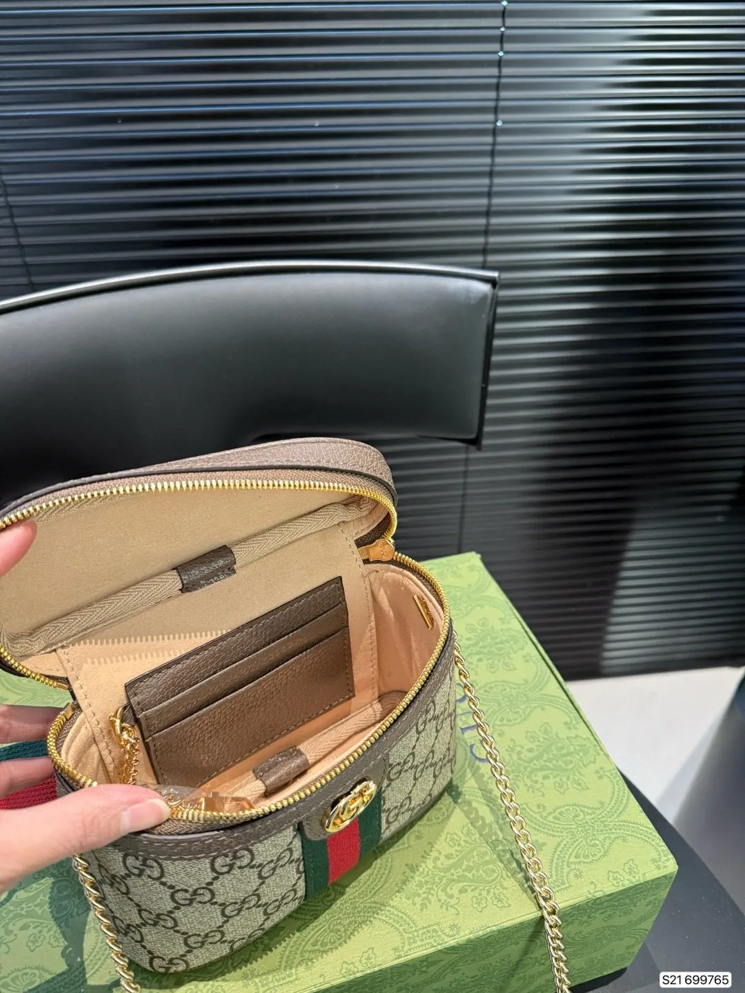 P155 配飞机盒折叠盒子 Gucci酷奇胸包腰包 Gucci古驰 腰包经典老花 可斜挎 单肩 胸前背 系腰等多种背法 解放双手 太实用了 尺寸:16 11 货号699765