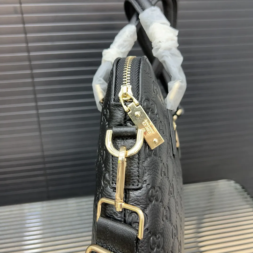 P160 Gucci 古奇 牛皮男包公文包 手提包 电脑包 采用精湛镶嵌细工 经典百搭 实物拍摄 原厂原版面料 28 x 25 cm。