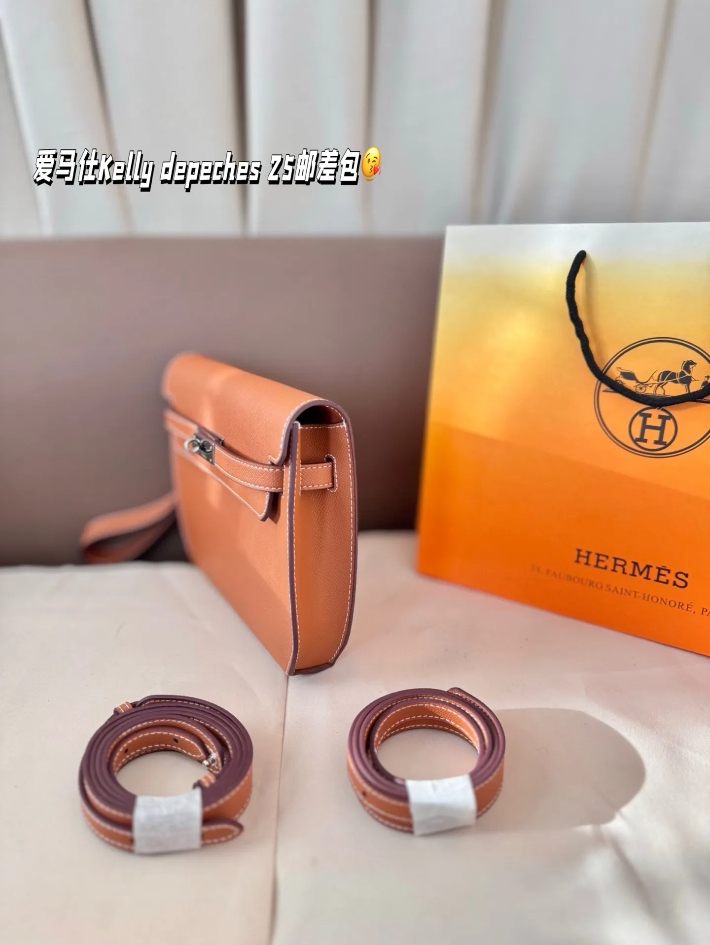 P210 配折叠盒 尺寸25.19cm 爱马仕Kelly depeches 25邮差包包,在Kelly系列里算是很好入手的一款 包包的容量挺大的,日常出门完全够用 3条带子可以自由转换👍
